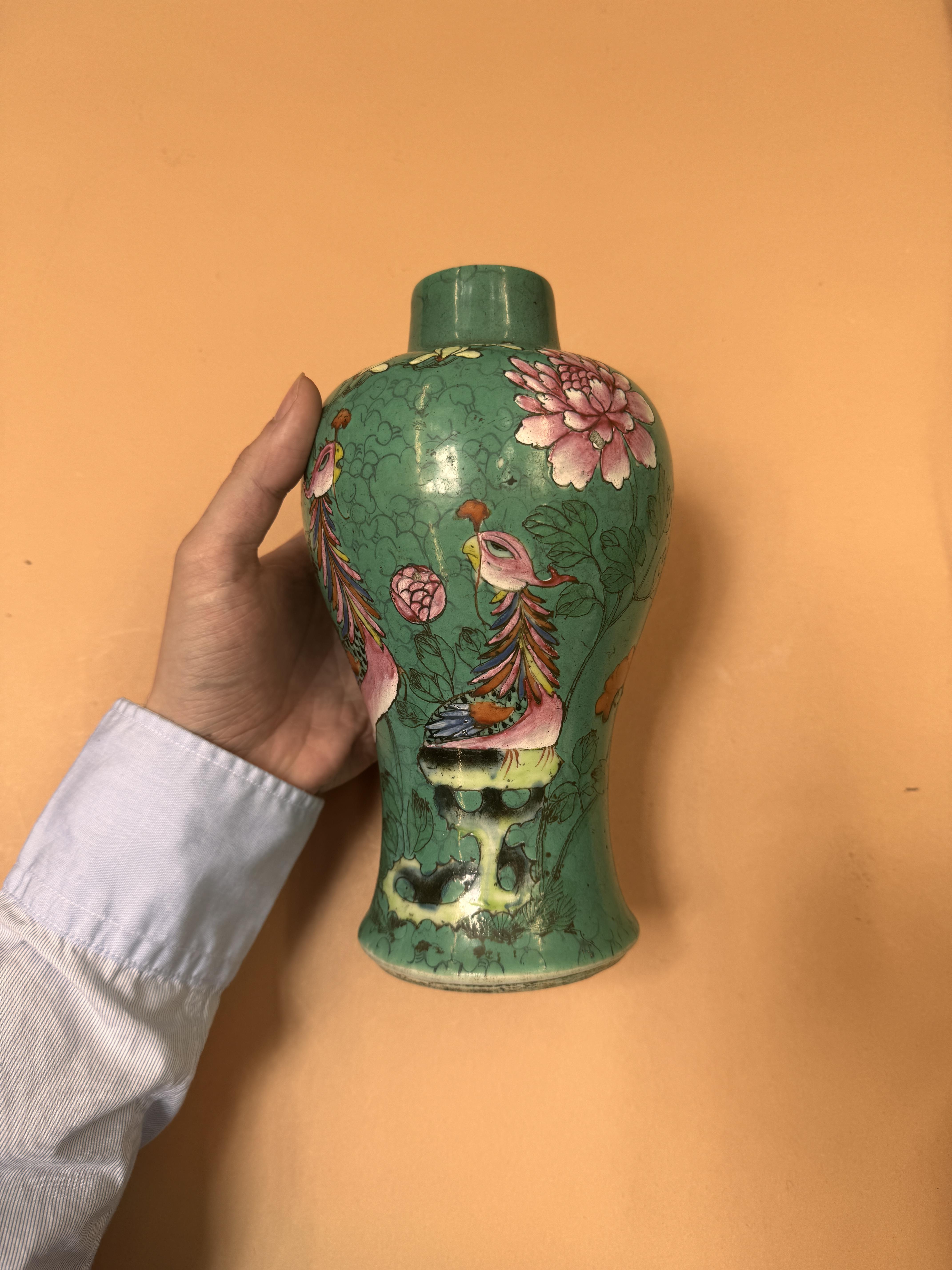 A CHINESE FAMILLE-ROSE 'PHOENIX' VASE FOR THE STRAITS OR PERANAKAN MARKET 清十八世紀 粉彩松石綠地穿花鳳紋瓶 - Image 8 of 11