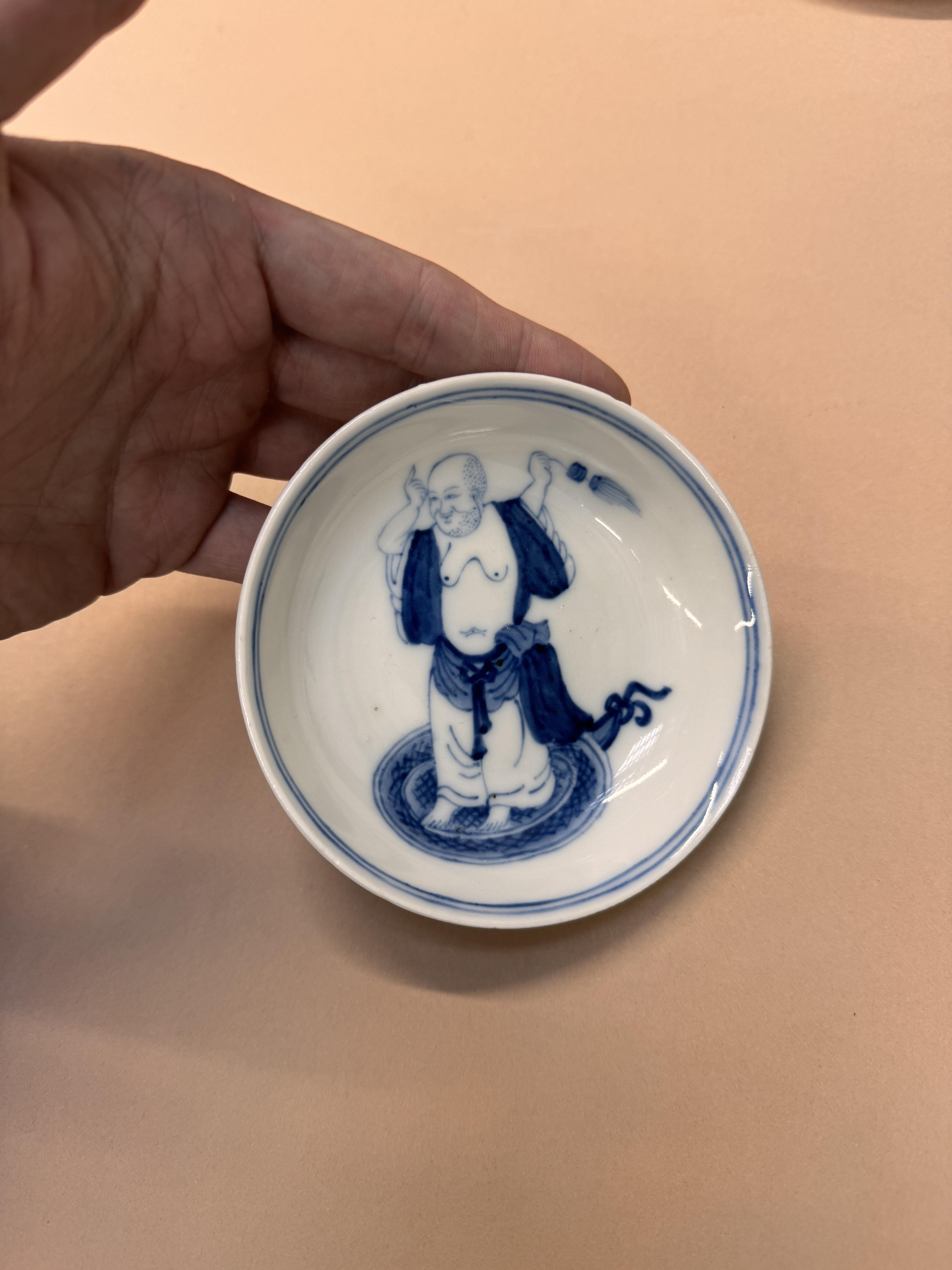 A CHINESE BLUE AND WHITE 'MONK' DISH 清康熙 青花人物圖紋盤 - Image 2 of 9