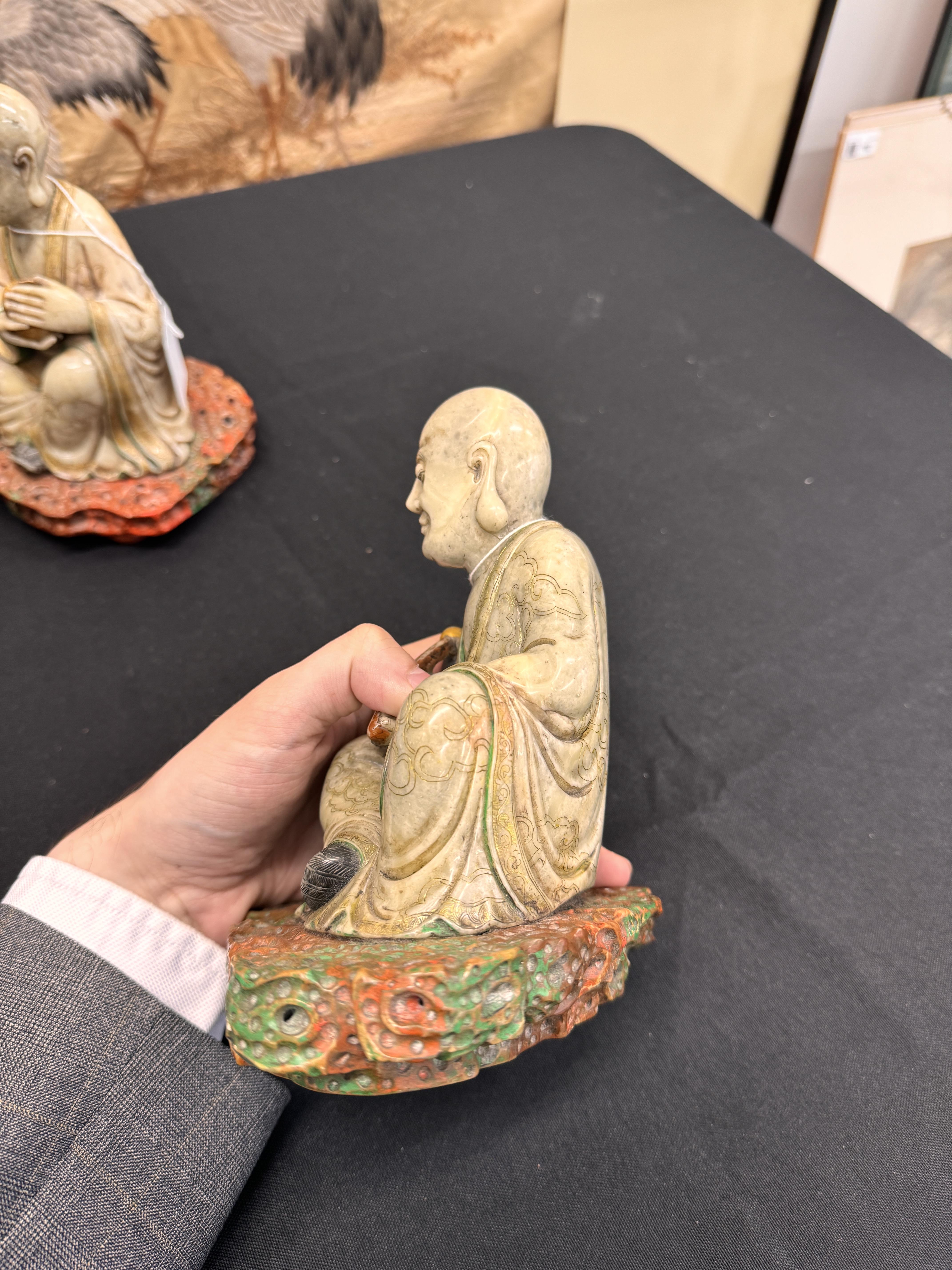 A PAIR OF FINE CHINESE SOAPSTONE 'LUOHAN' FIGURES 清康熙 壽山石羅漢坐像一對 - Image 6 of 24