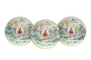 A SET OF THREE CHINESE EXPORT ARMORIAL DISHES, BEARING THE ARMS OF WIGHT OR BRADLEY 嘉慶 十九世紀 外銷彩繪威特或布