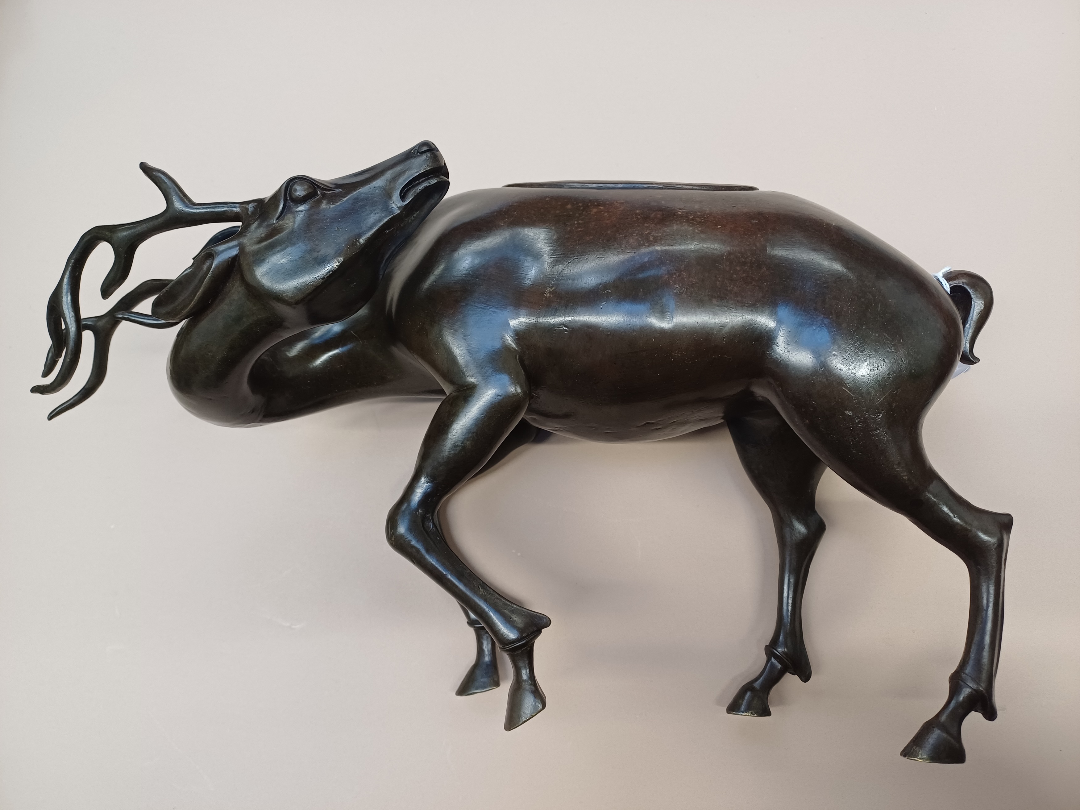 A LARGE CHINESE BRONZE 'SHOU LAO AND DEER' INCENSE BURNER 十七至十八世紀 銅壽老騎鹿熏爐 - Image 10 of 16
