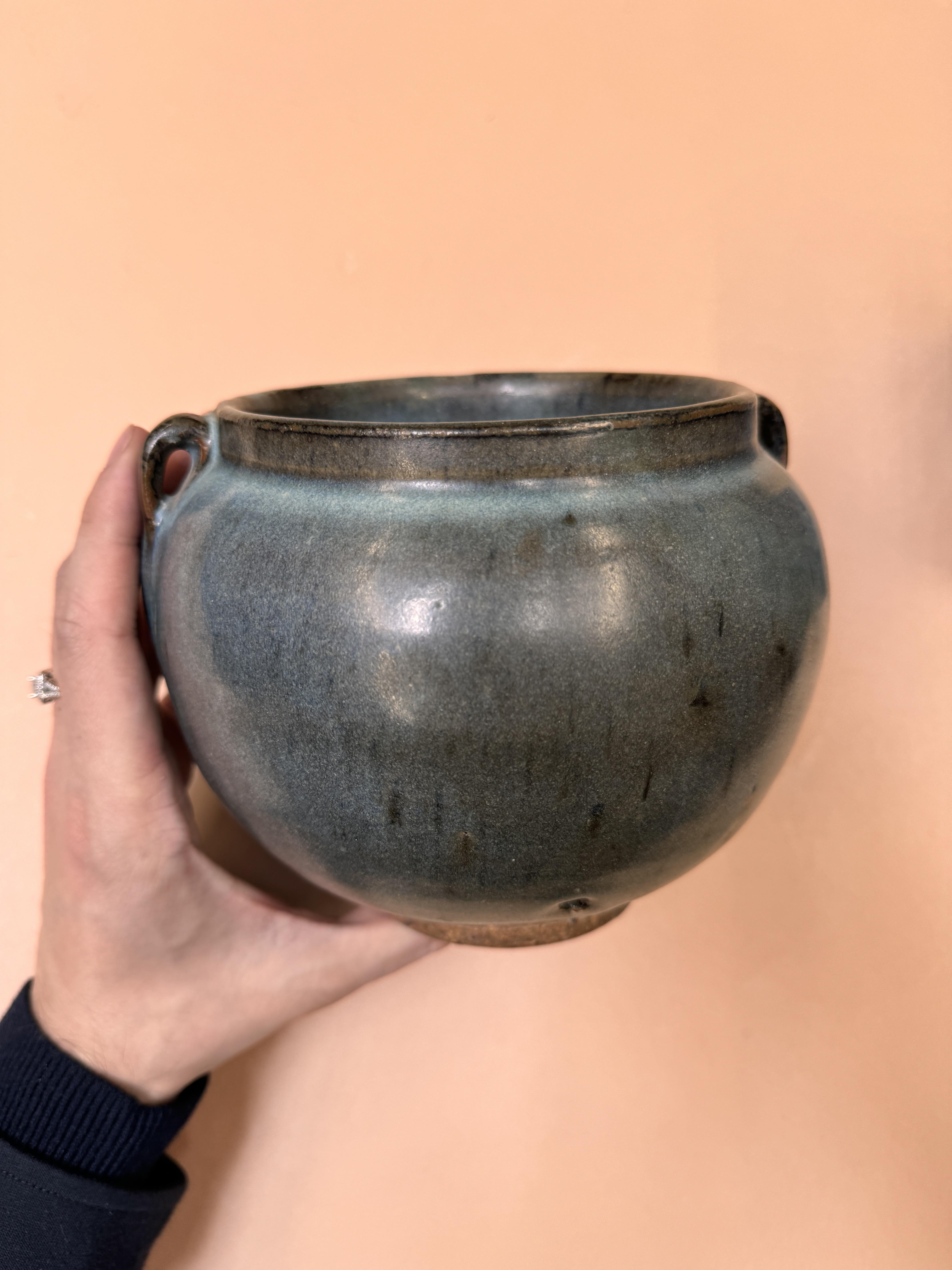 A CHINESE JUN-TYPE TWIN-HANDLED JAR 宋至元 仿鈞窯盌 - Image 9 of 22