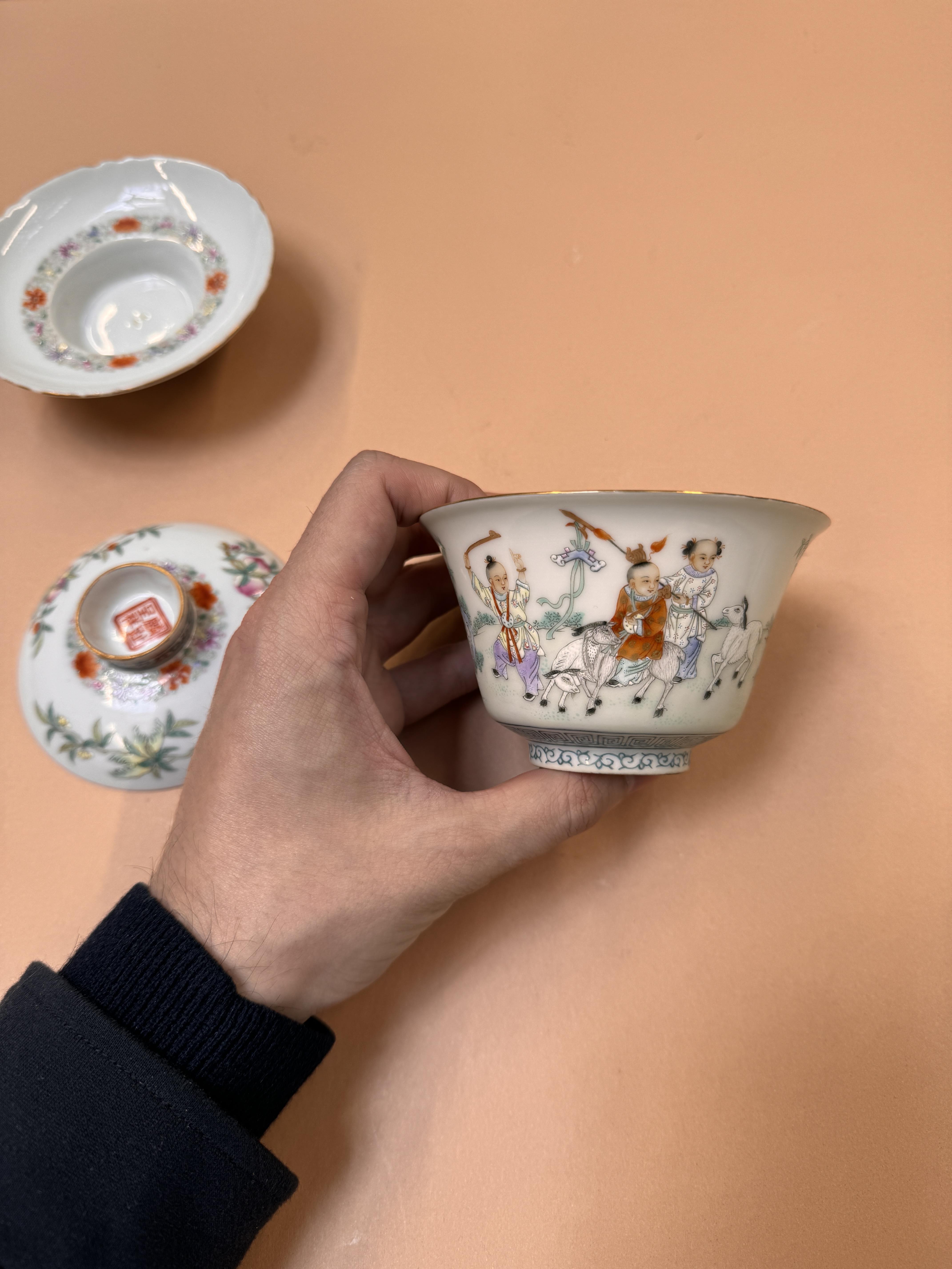 A PAIR OF CHINESE FAMILLE-ROSE CUPS, COVERS AND STANDS 民國時期 粉彩嬰戲圖蓋盌一對 《麟指呈祥》款 - Image 28 of 44