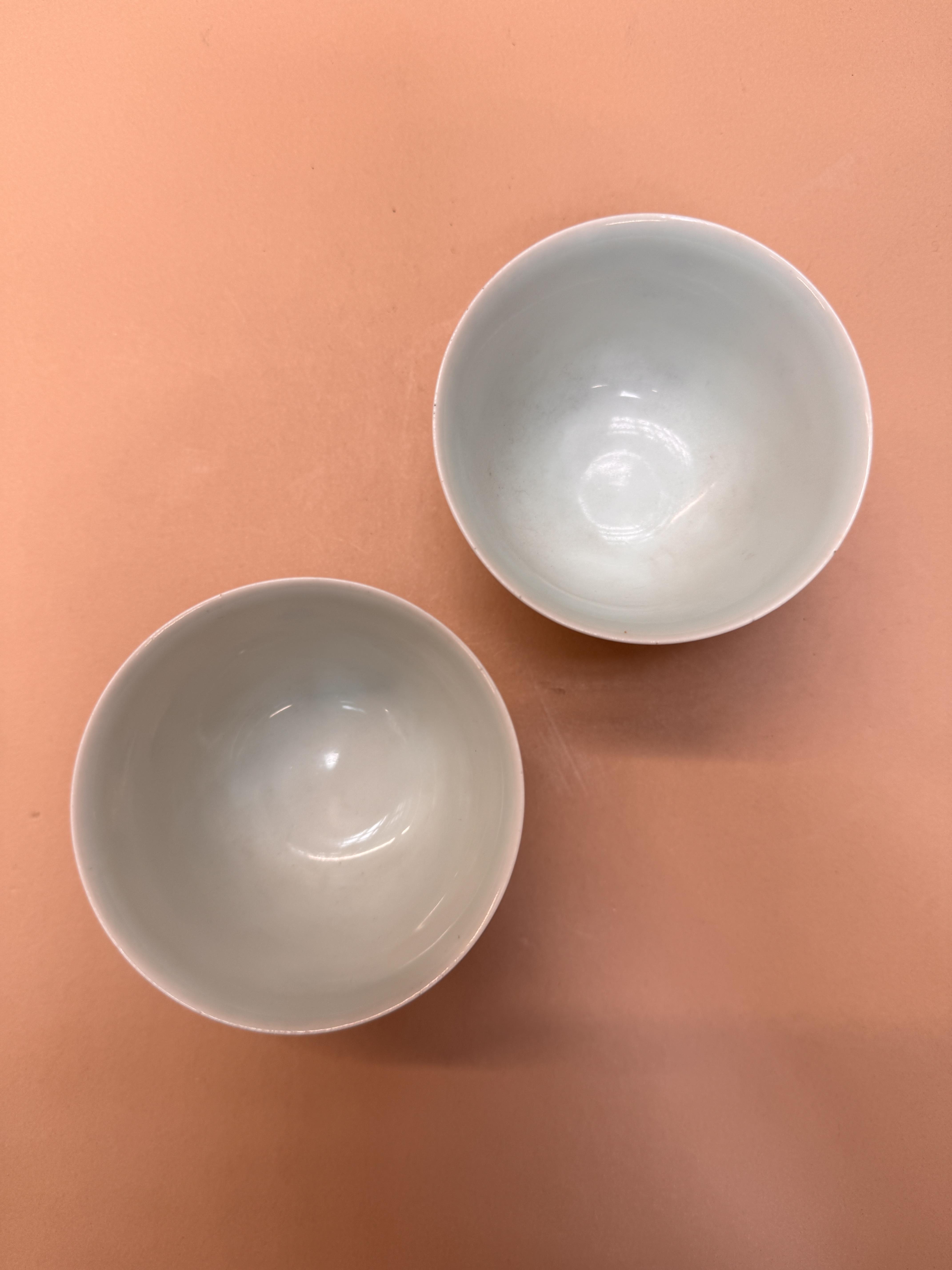 A PAIR OF CHINESE BLUE AND WHITE AND IRON-RED 'DRAGON' CUPS 清嘉慶 青花釉裡紅龍紋盃 - Image 14 of 19