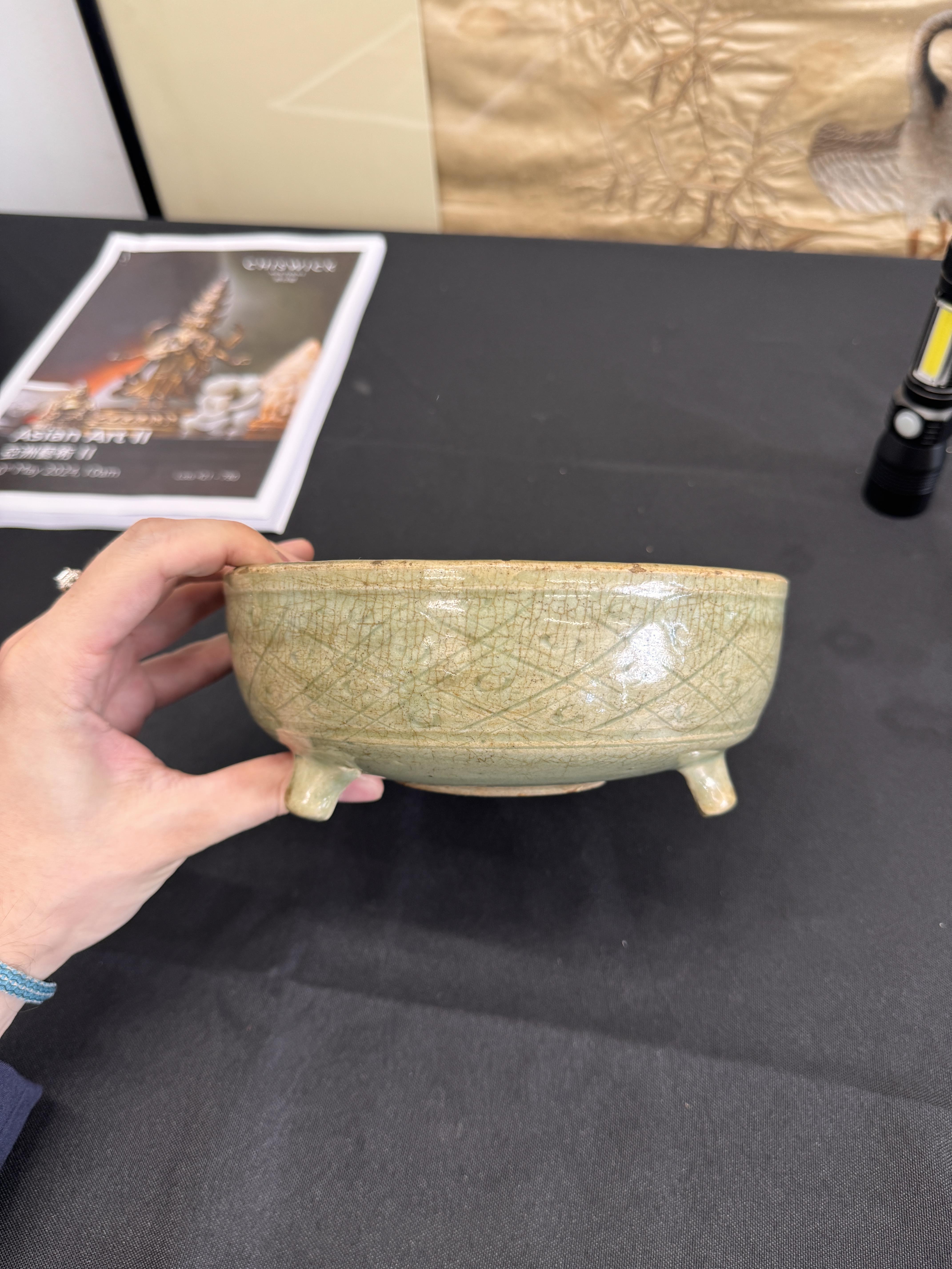 A CHINESE LONGQUAN CELADON-GLAZED TRIPOD CENSER 明 約1500年 龍泉窯青釉三足爐 - Image 3 of 14