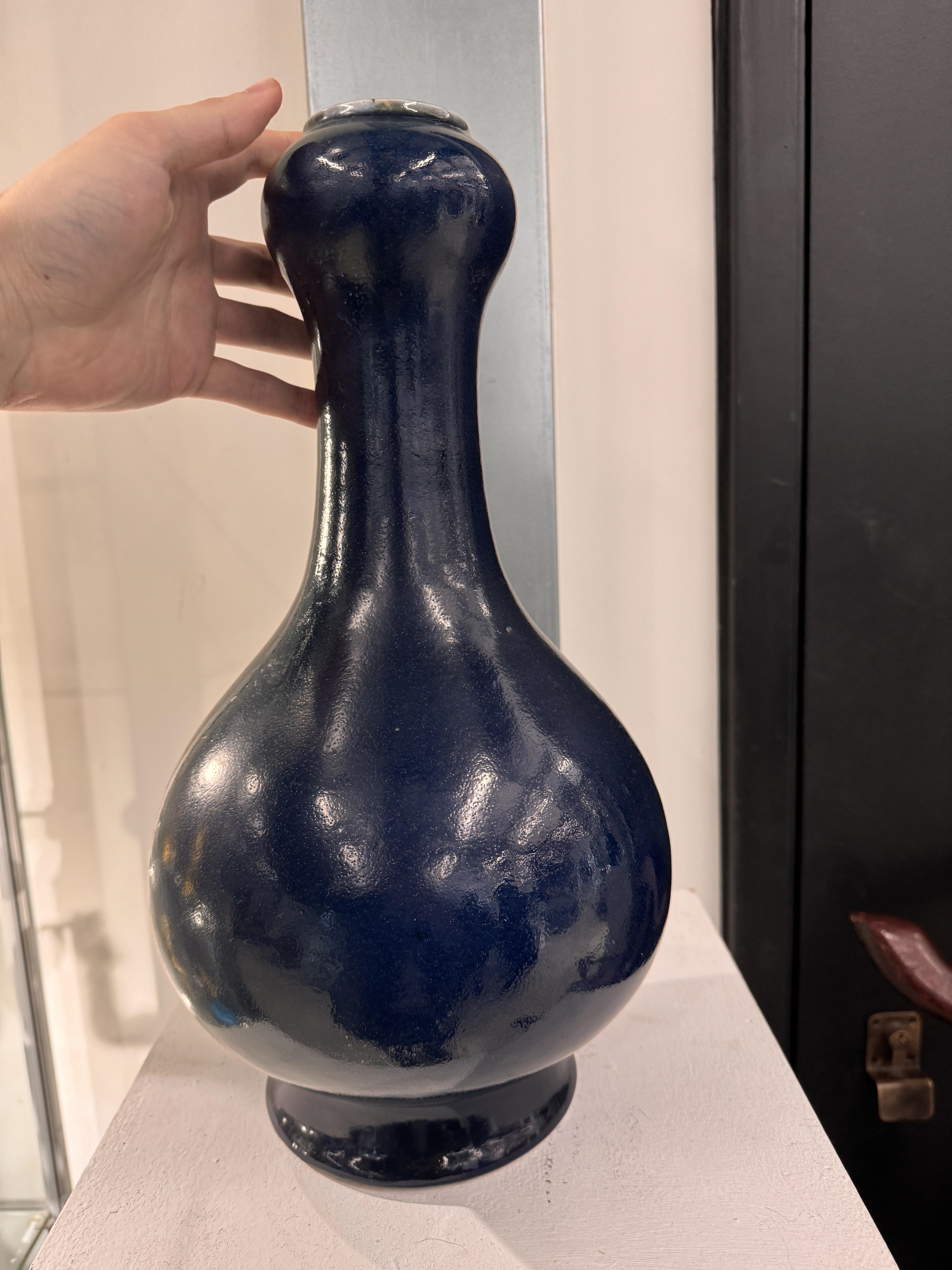 A PAIR OF LARGE CHINESE MONOCHROME BLUE-GLAZED VASES 民國時期 藍釉蒜頭瓶一對《長命富貴》款 - Image 5 of 16