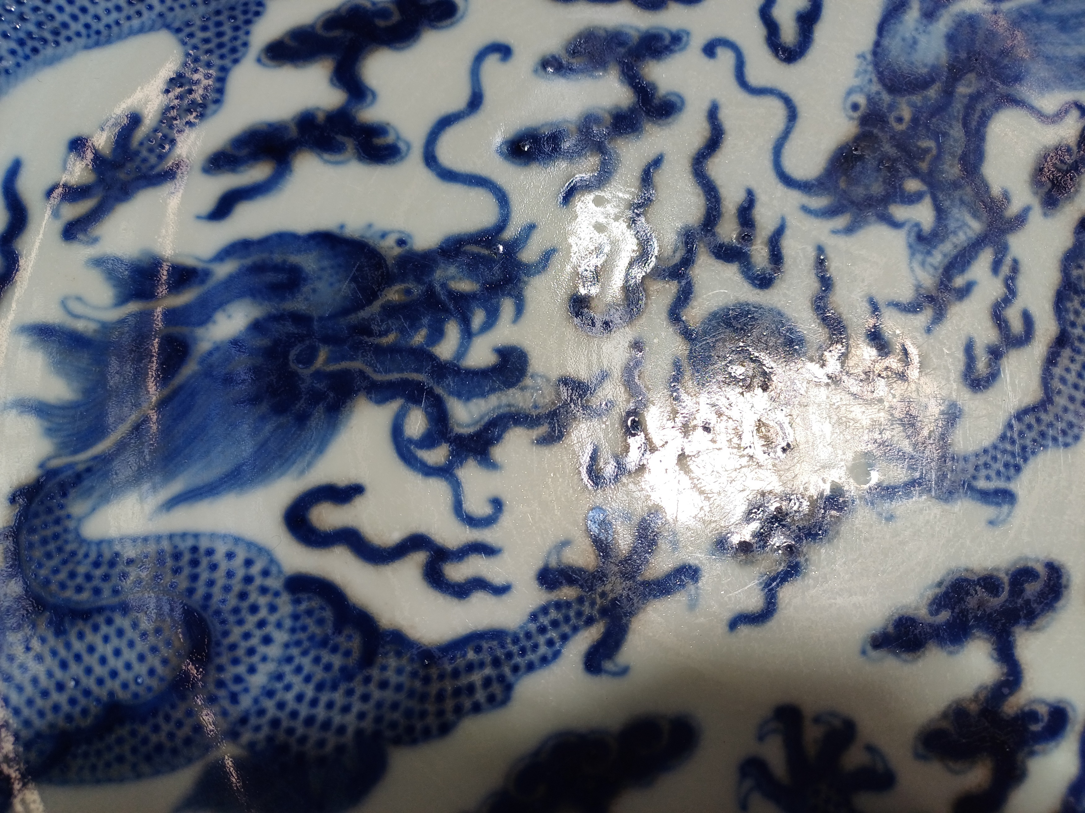 A LARGE CHINESE BLUE AND WHITE 'DRAGONS' DISH 清光緒 青花雙龍趕珠紋大盤 《大清光緒年製》款 - Image 15 of 16