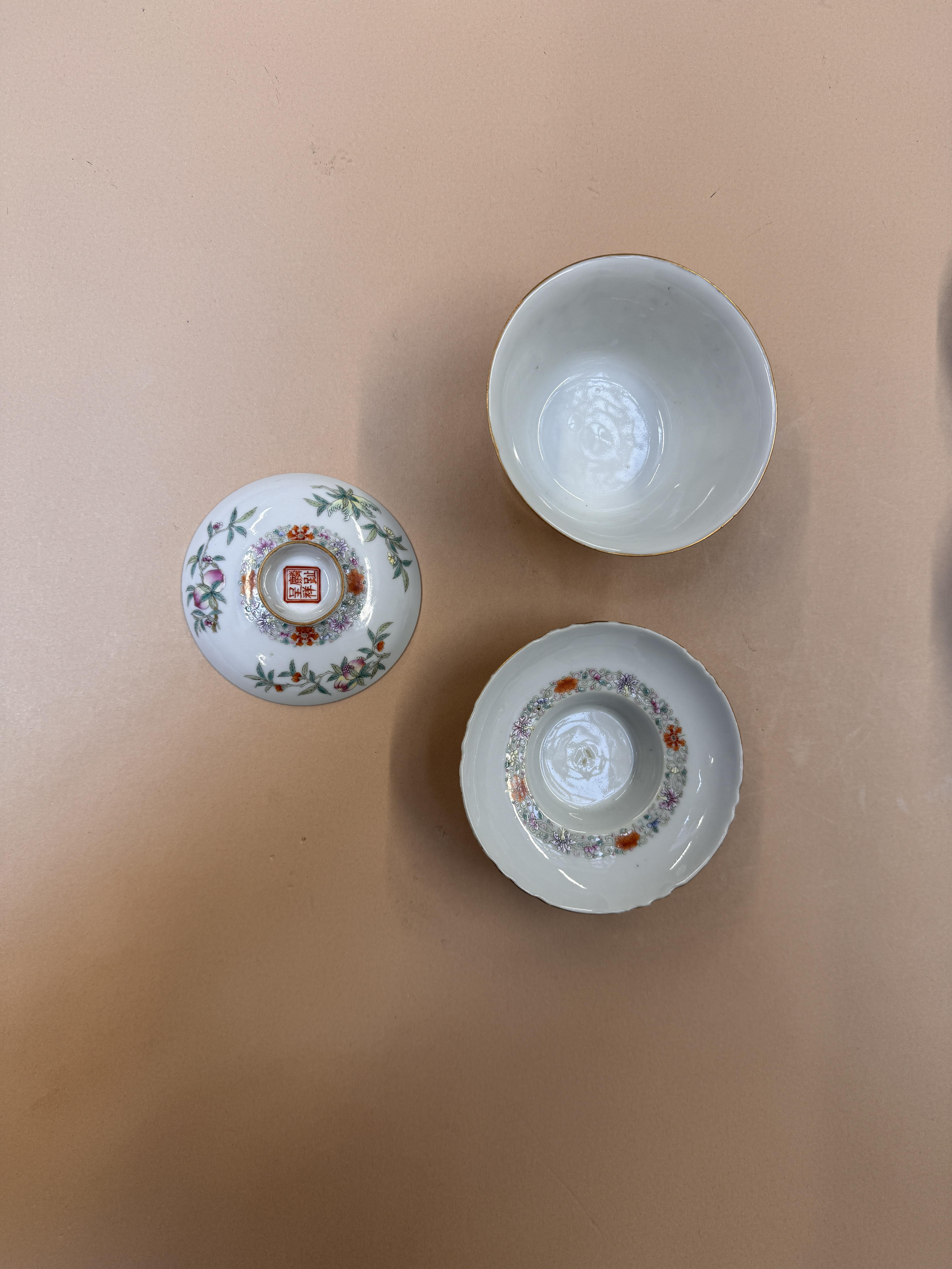 A PAIR OF CHINESE FAMILLE-ROSE CUPS, COVERS AND STANDS 民國時期 粉彩嬰戲圖蓋盌一對 《麟指呈祥》款 - Image 39 of 44