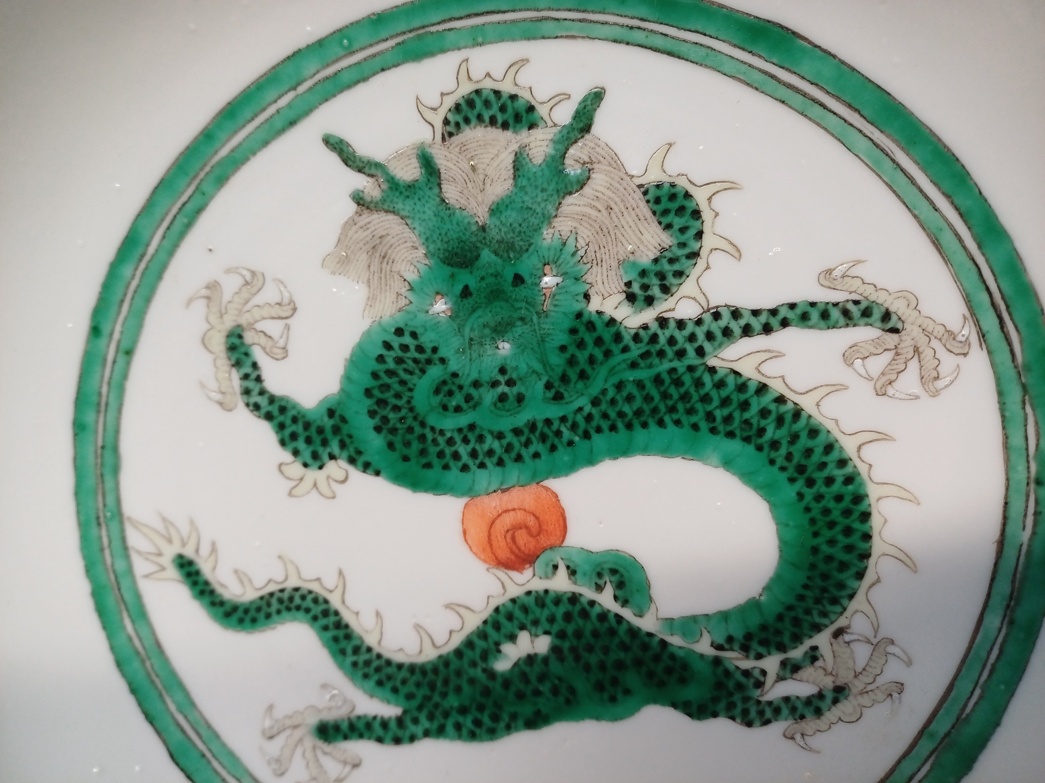 A CHINESE GREEN-ENAMELLED 'DRAGONS' DISH 清同治 綠彩龍紋盤 《大清同治年製》款 - Image 15 of 18