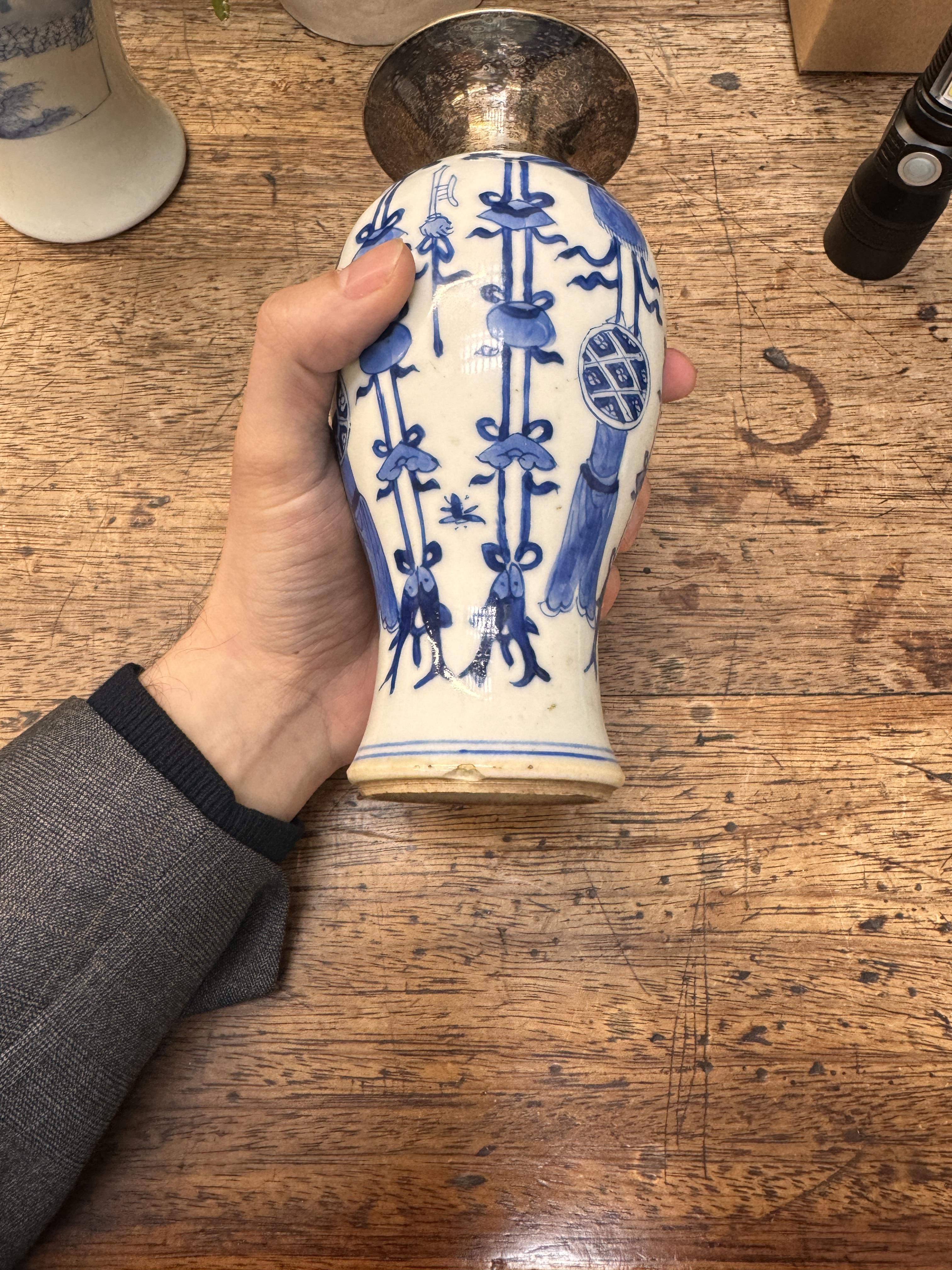 A CHINESE BLUE AND WHITE VASE 清康熙 青花雙魚紋瓶 - Image 10 of 17