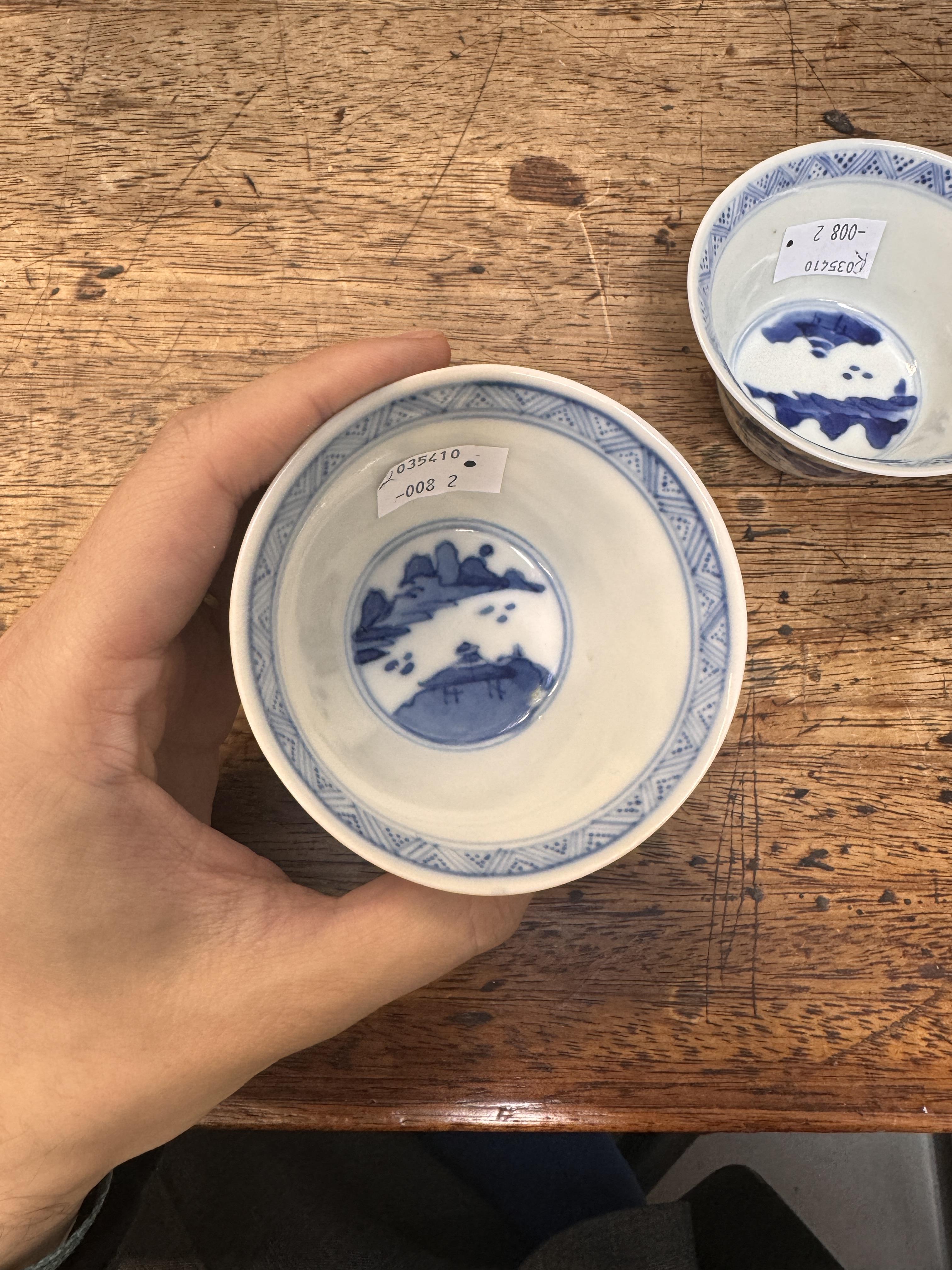 TWO CHINESE BLUE AND WHITE CUPS 清康熙 青花策馬勇戰圖盃兩件 《玉》款 - Image 8 of 23