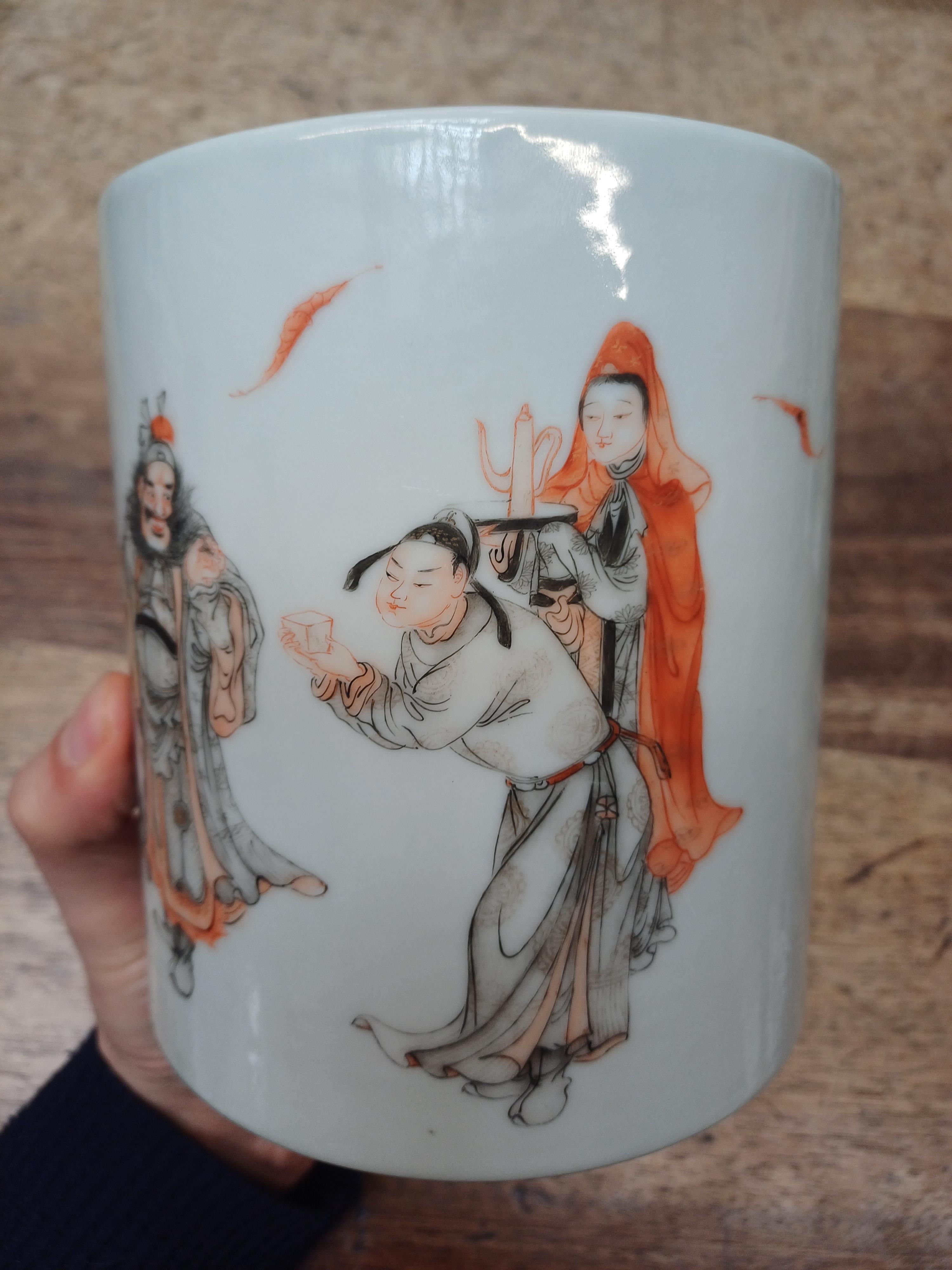 A CHINESE EN GRISAILLE AND ROUGE DE FER BRUSH POT, BITONG 民國時期 墨彩描紅人物故事圖紋筆筒 - Image 12 of 12