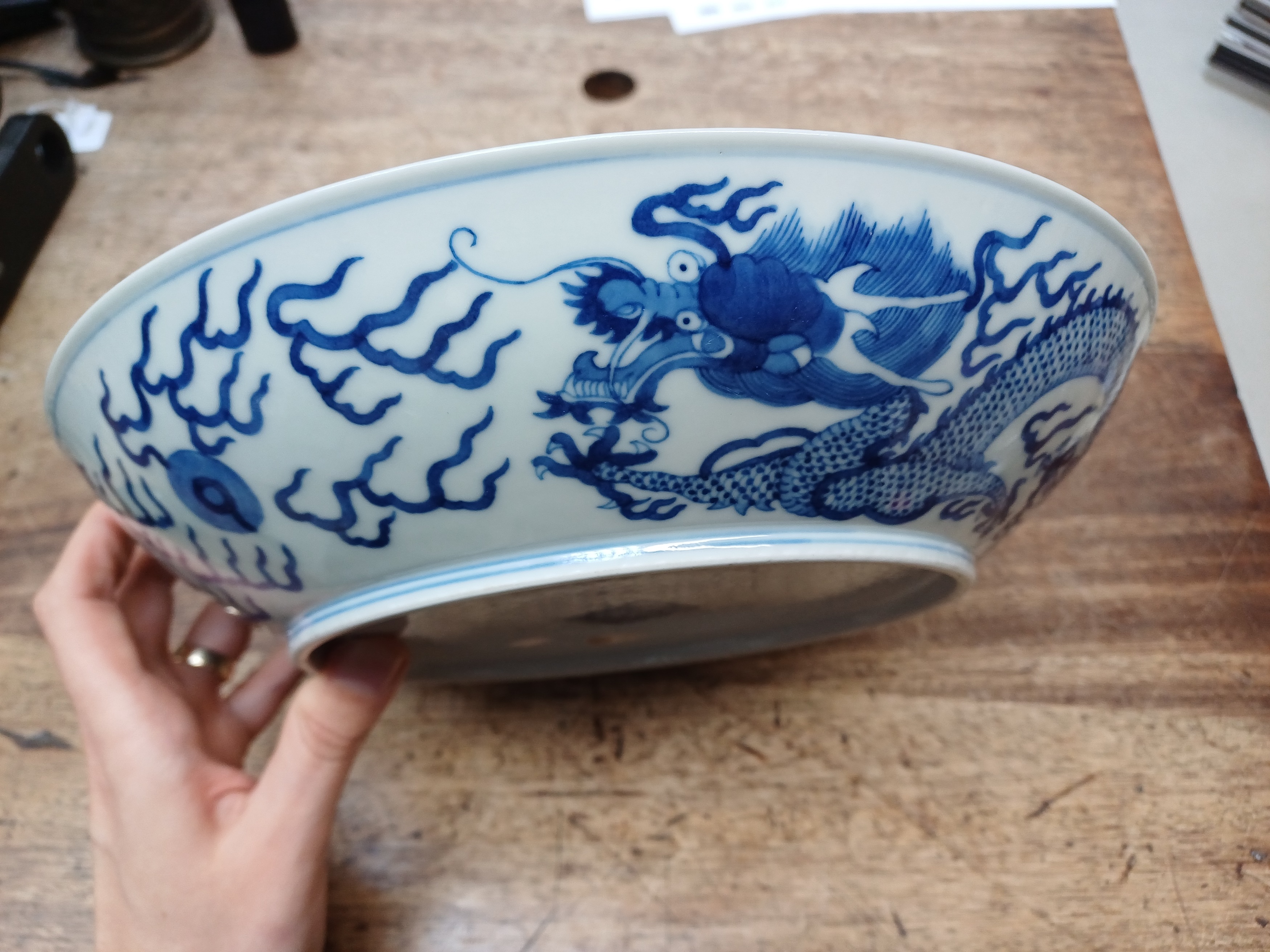 A CHINESE BLUE AND WHITE 'DRAGON' DISH 清道光 青花雲龍趕珠紋盤 《大清道光年製》款 - Image 6 of 15