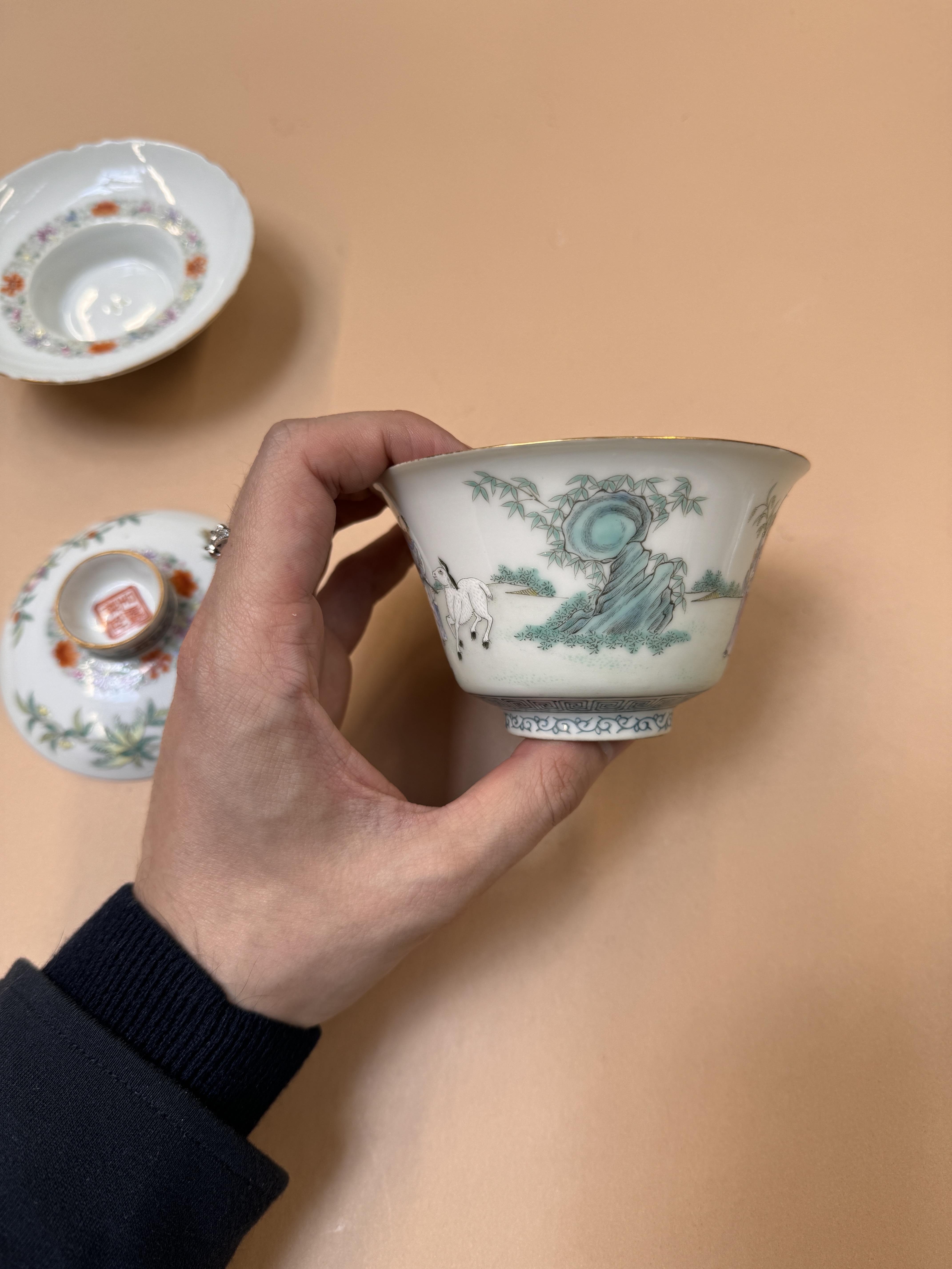 A PAIR OF CHINESE FAMILLE-ROSE CUPS, COVERS AND STANDS 民國時期 粉彩嬰戲圖蓋盌一對 《麟指呈祥》款 - Image 23 of 44