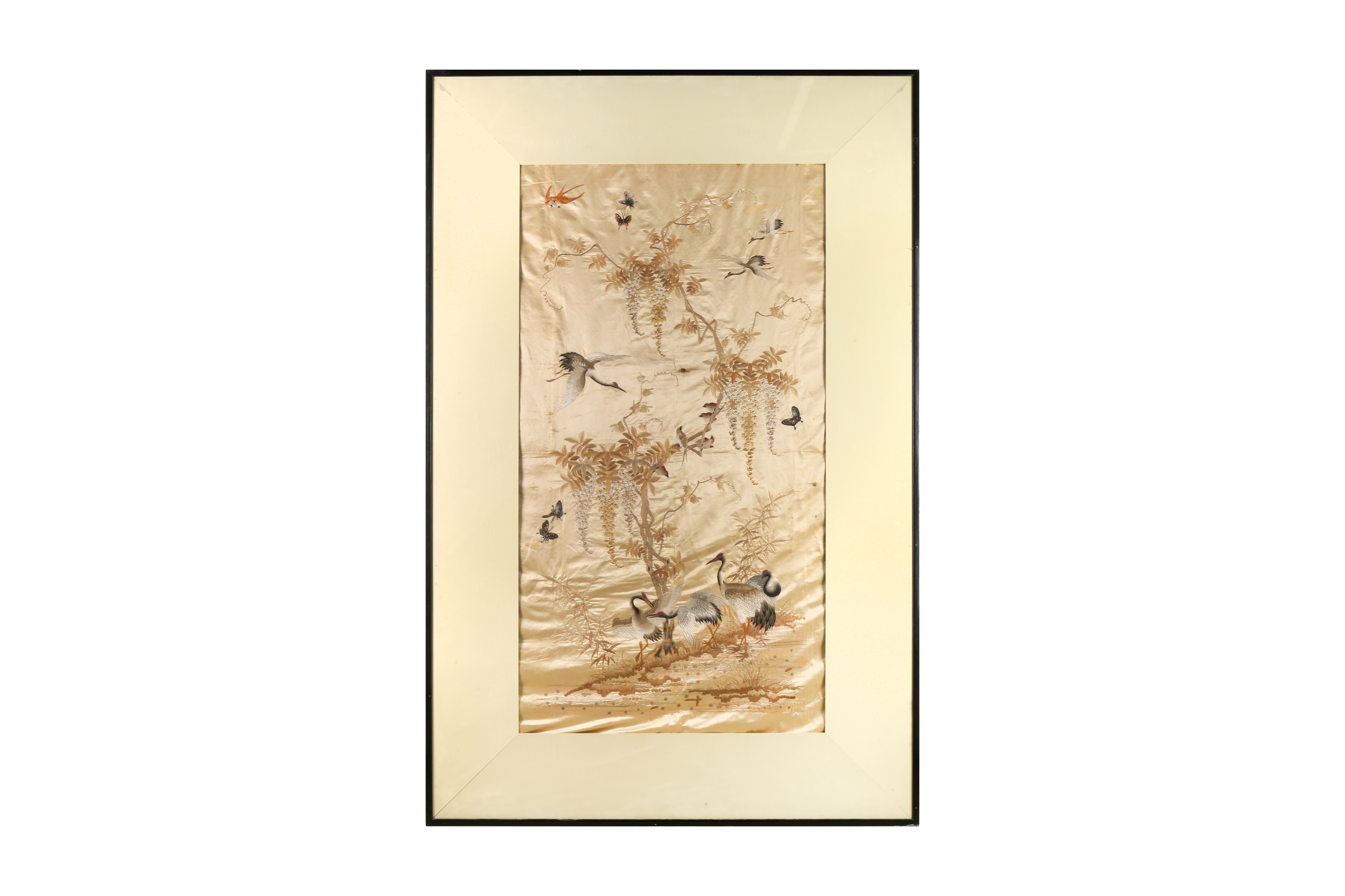 A LARGE CHINESE SILK EMBROIDERED 'CRANES' PANEL 十九至二十世紀 緞繡花陰鶴紋掛幅 - Image 2 of 5