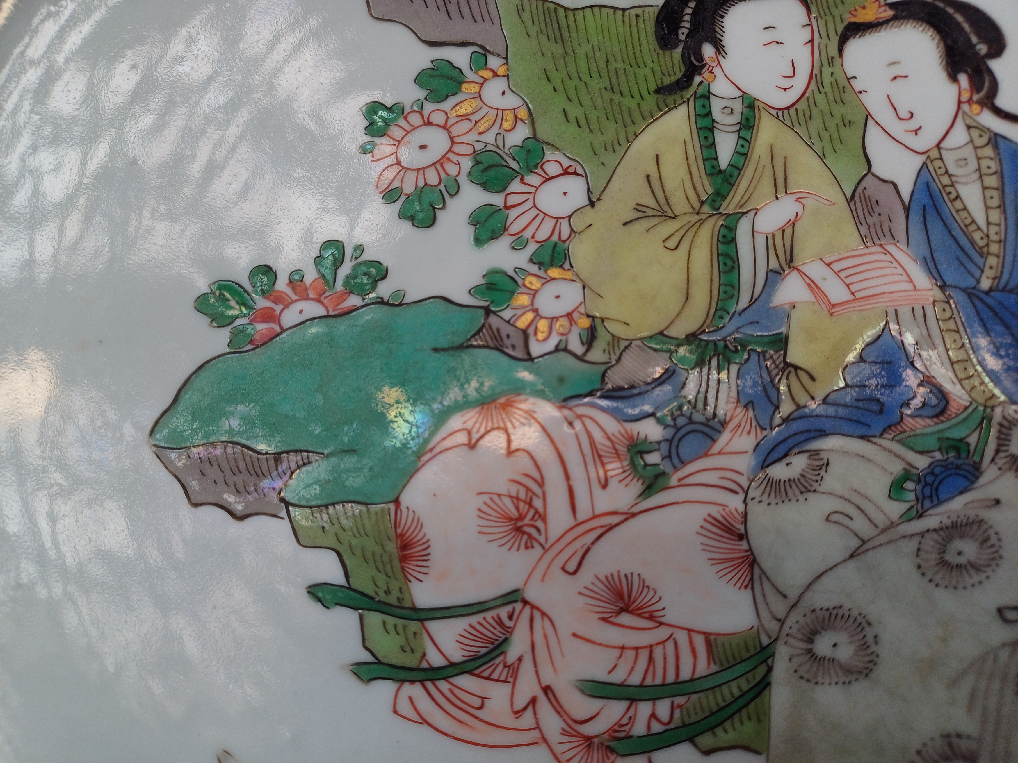 A CHINESE FAMILLE-VERTE 'LADIES READING' DISH 清康熙 閱讀仕女圖紋盤 - Image 8 of 18