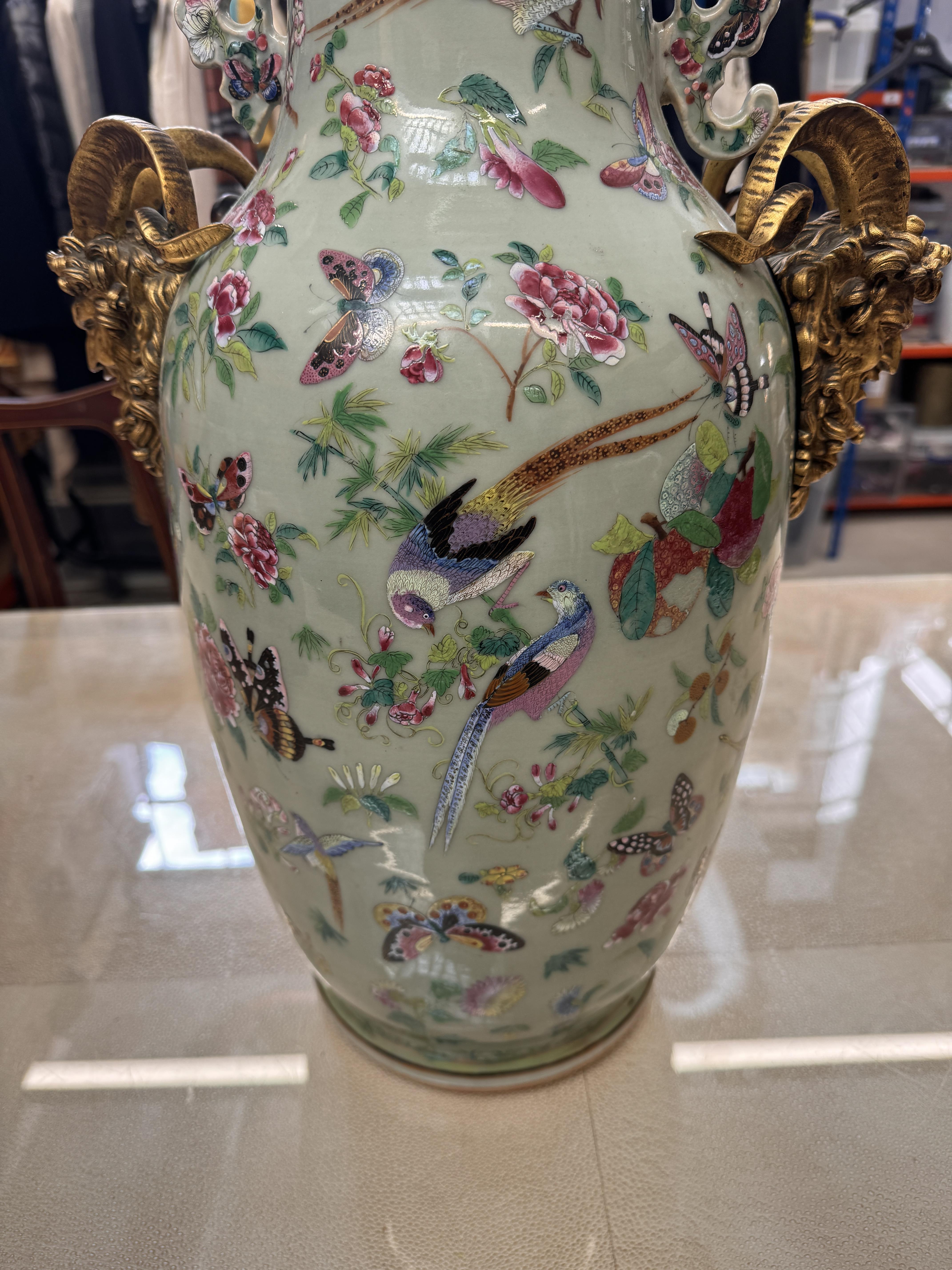 A LARGE AND IMPRESSIVE CHINESE ORMOLU-MOUNTED FAMILLE-ROSE CELADON VASE 清十九世紀 青地粉彩花蝶紋嵌鎏金銅飾瓶 - Image 6 of 23