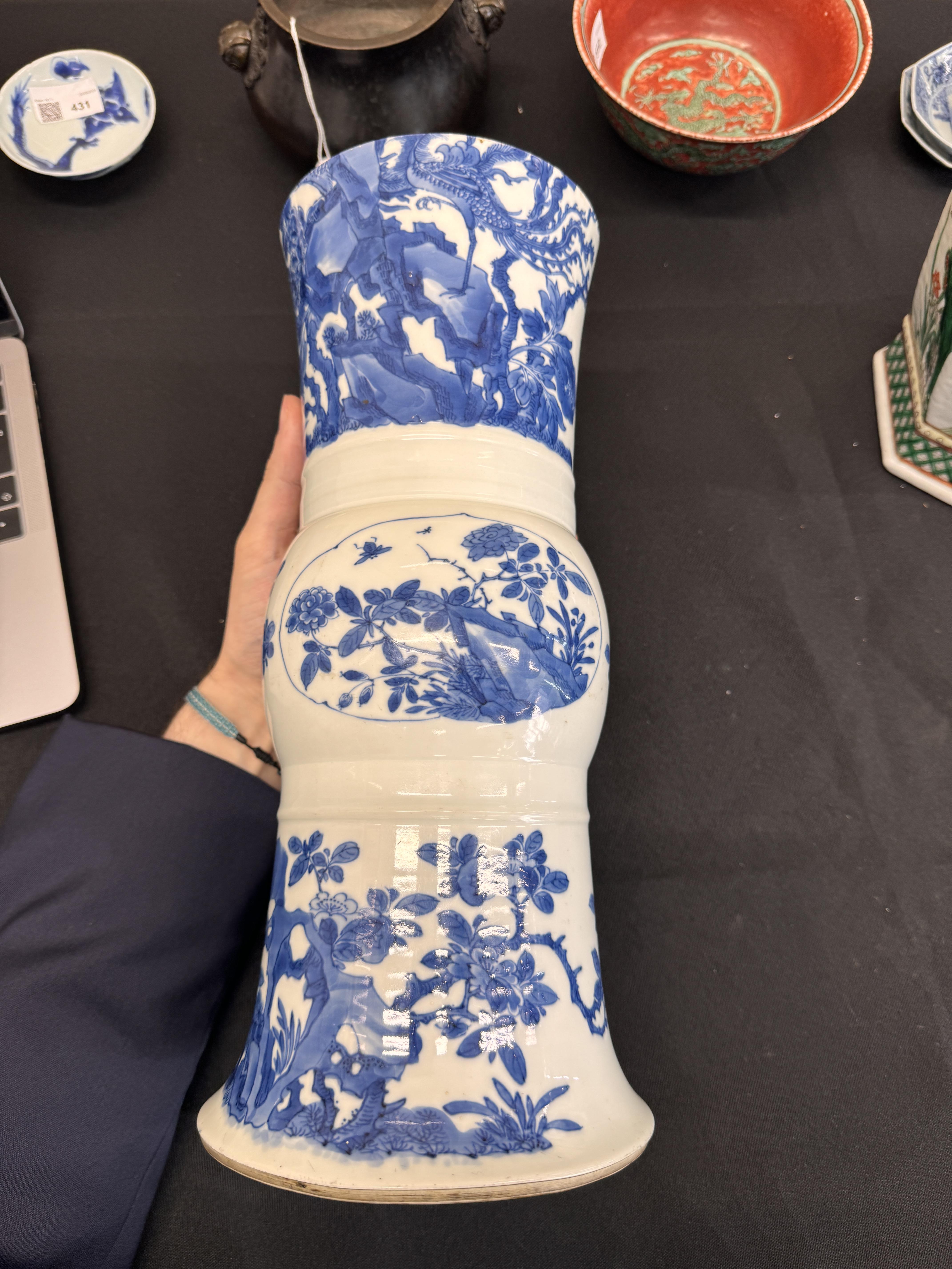 A CHINESE BLUE AND WHITE 'FLORAL' BEAKER VASE, GU 清康熙 青花開光花蟲圖花觚 《大清康熙年製》款 - Image 17 of 21