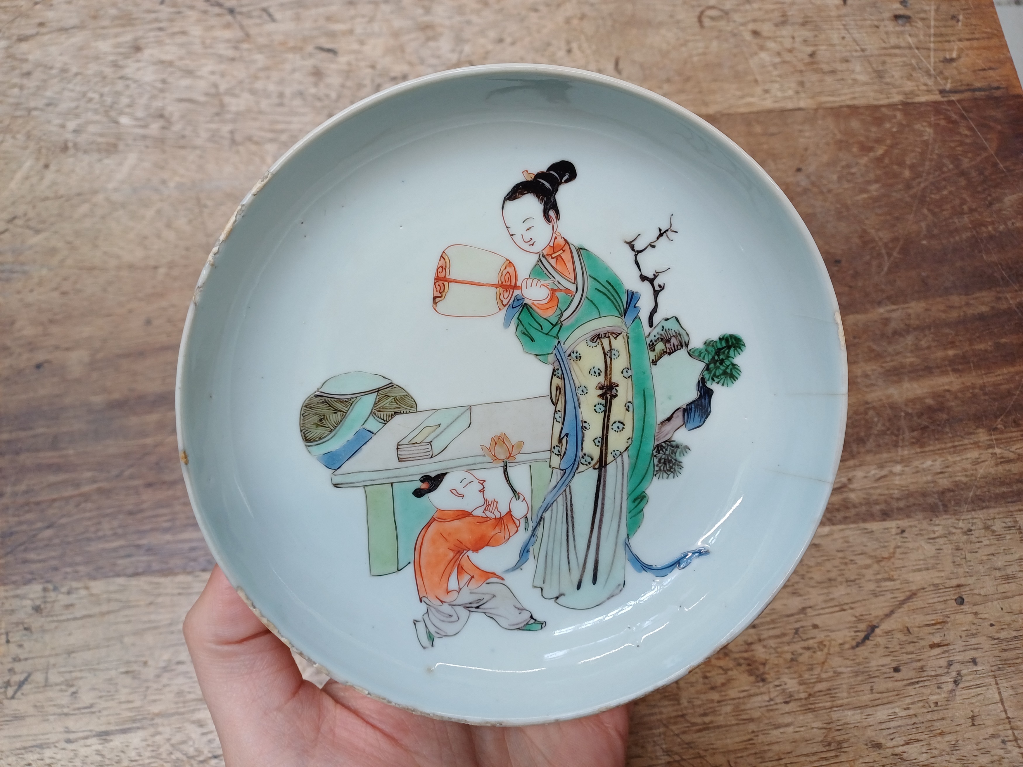 A CHINESE FAMILLE-VERTE 'LADY WITH CHILD' DISH 清康熙 仕女嬰戲圖圖紋盤 - Image 3 of 11