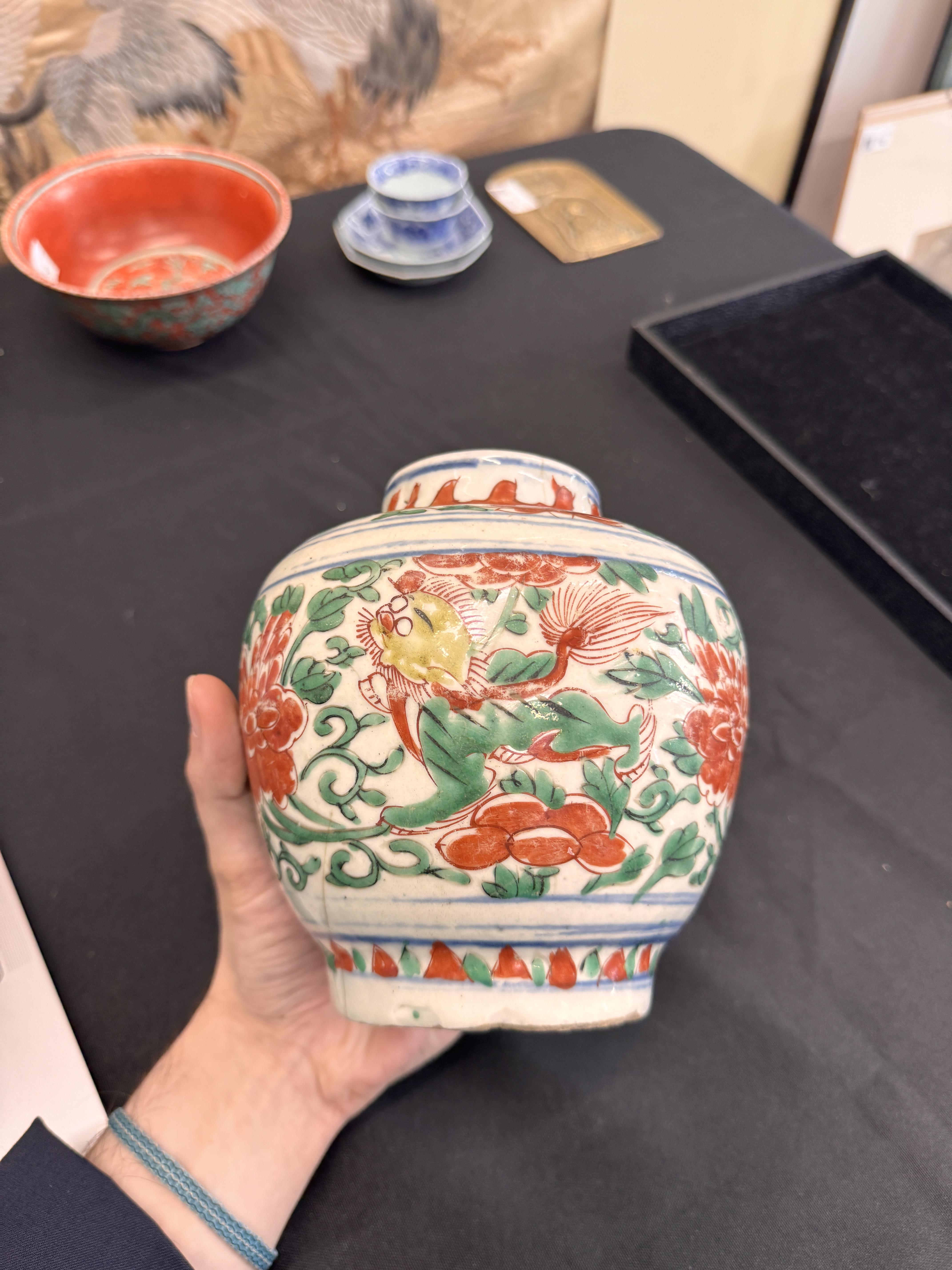 A CHINESE WUCAI 'LOTUS AND LION DOG' JAR 明 五彩佛獅穿花紋罐 - Image 16 of 30