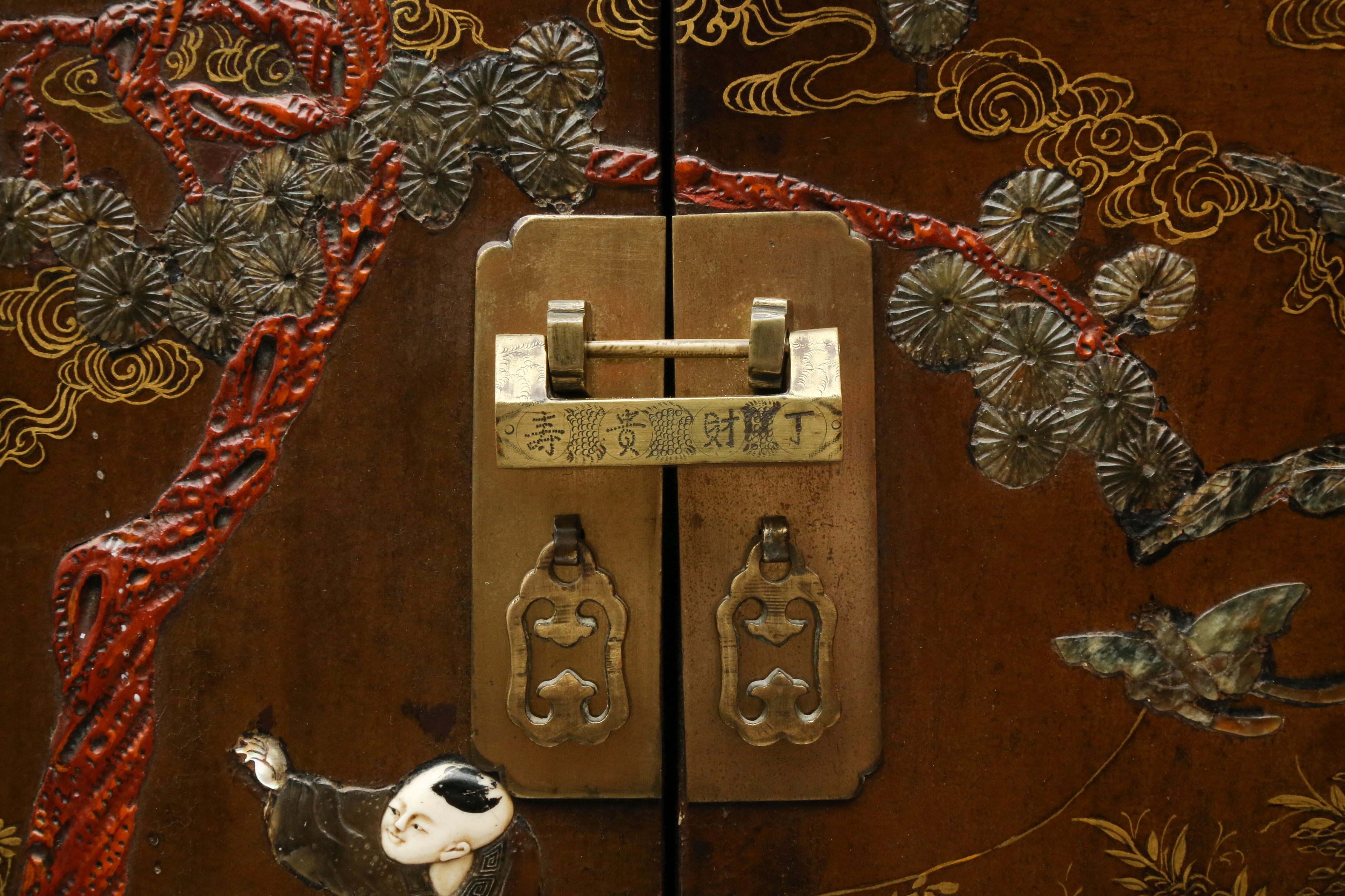 λ A PAIR OF CHINESE HARDSTONE AND IVORY-INLAID LACQUERED WOOD CABINETS 十九世紀晚期或二十世紀早期 百寶嵌嬰戲圖紋櫃兩件 - Image 5 of 64