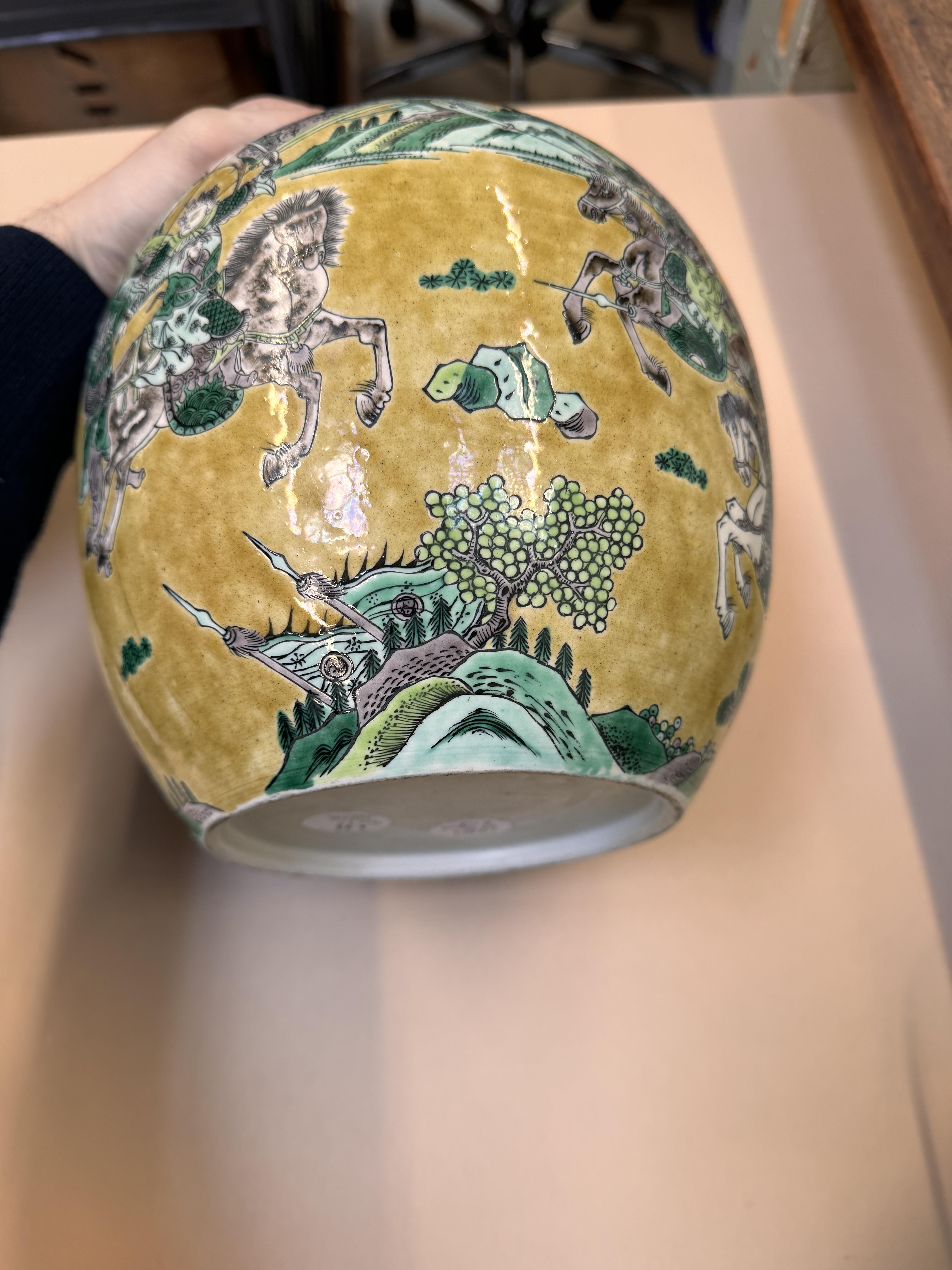 A PAIR OF CHINESE FAMILLE-JAUNE JARS AND COVERS 清十九世紀 三彩勇戰圖紋蓋罐一對 - Image 18 of 37