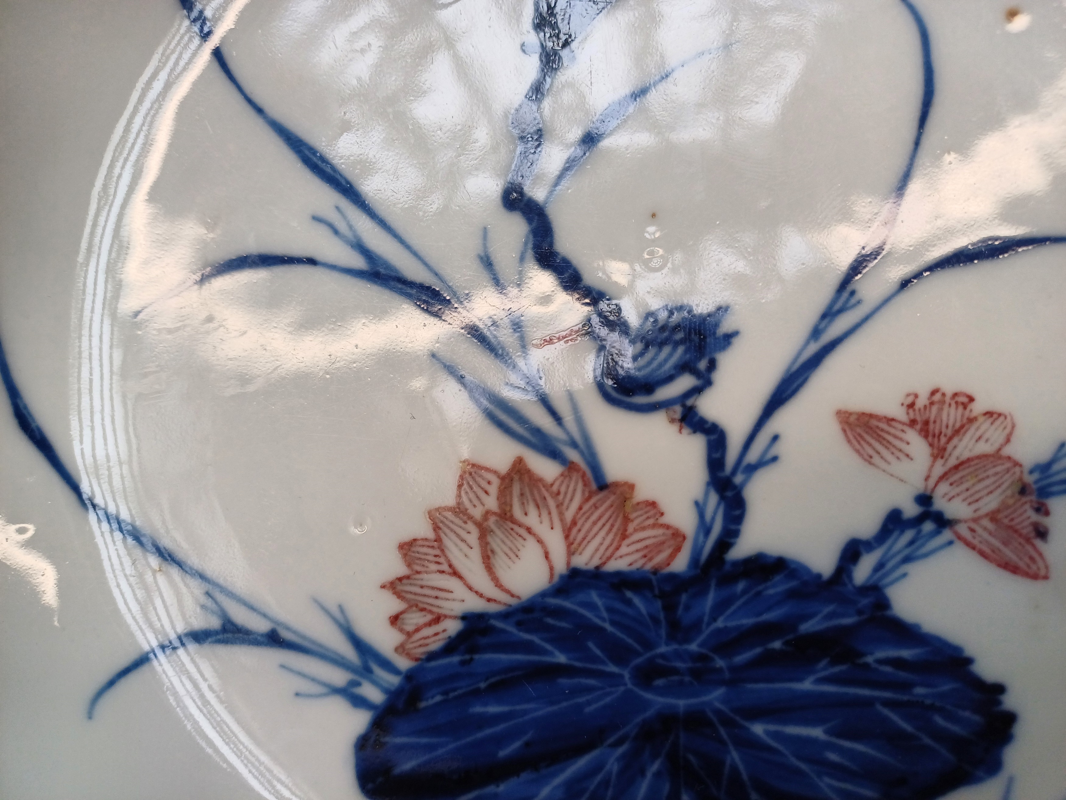 A RARE CHINESE BLUE AND WHITE AND COPPER-RED 'LOTUS AND EGRET' DISH 清康熙 青花釉裡紅一路連科圖盤 - Image 6 of 13