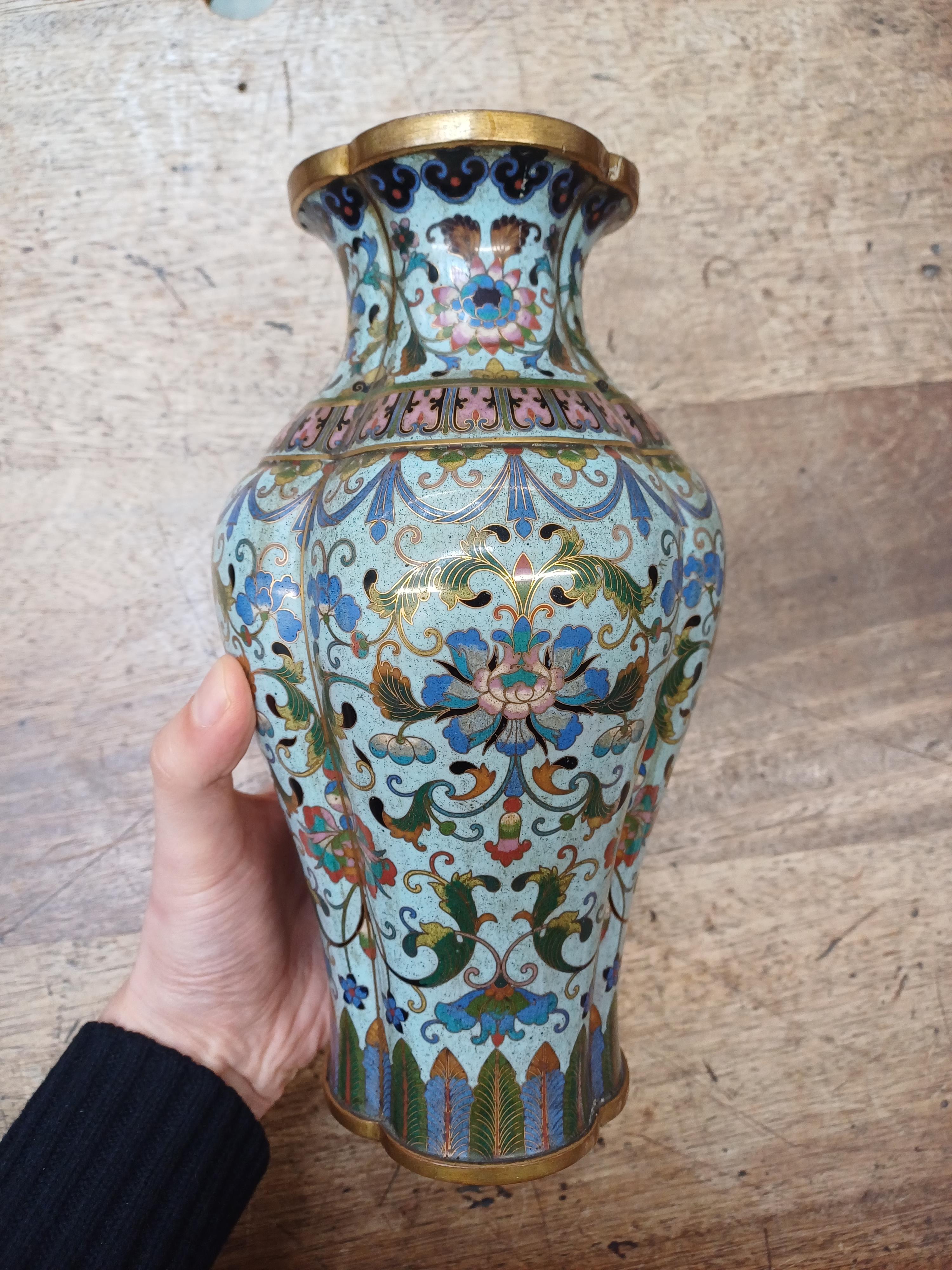 A PAIR OF CHINESE CLOISONNÉ ENAMEL VASES 清十八世紀 銅胎掐絲琺瑯番蓮紋瓶一對 - Image 3 of 17