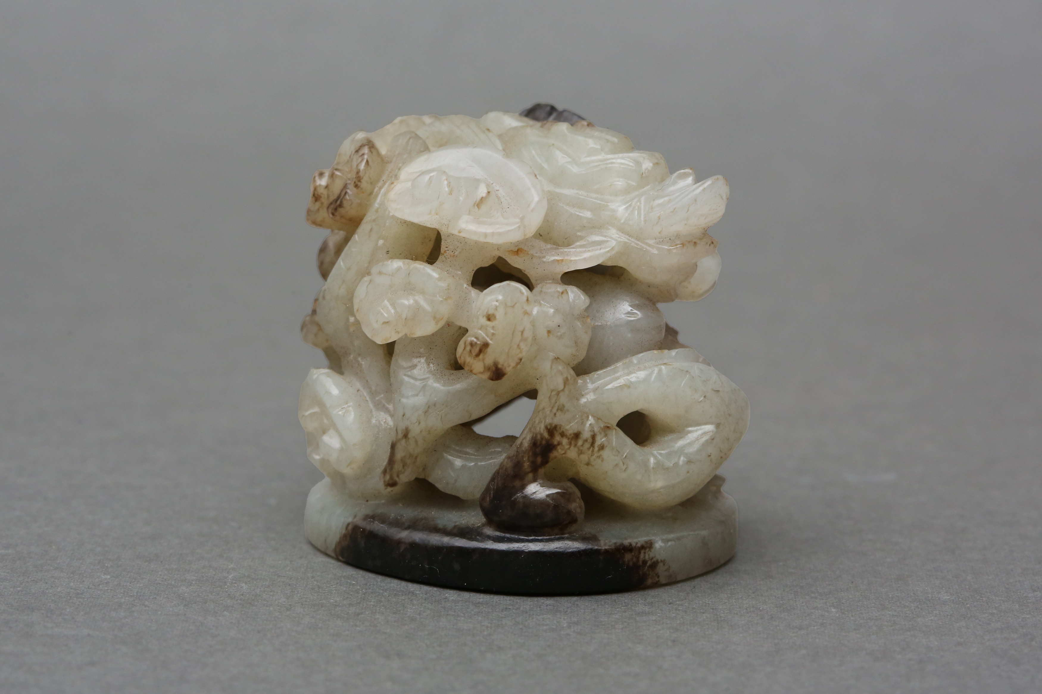 A CHINESE GREY AND BLACK JADE 'DRAGON AND LINGZHI' CARVING 元至明 灰玉雕龍及靈芝 - Image 2 of 20