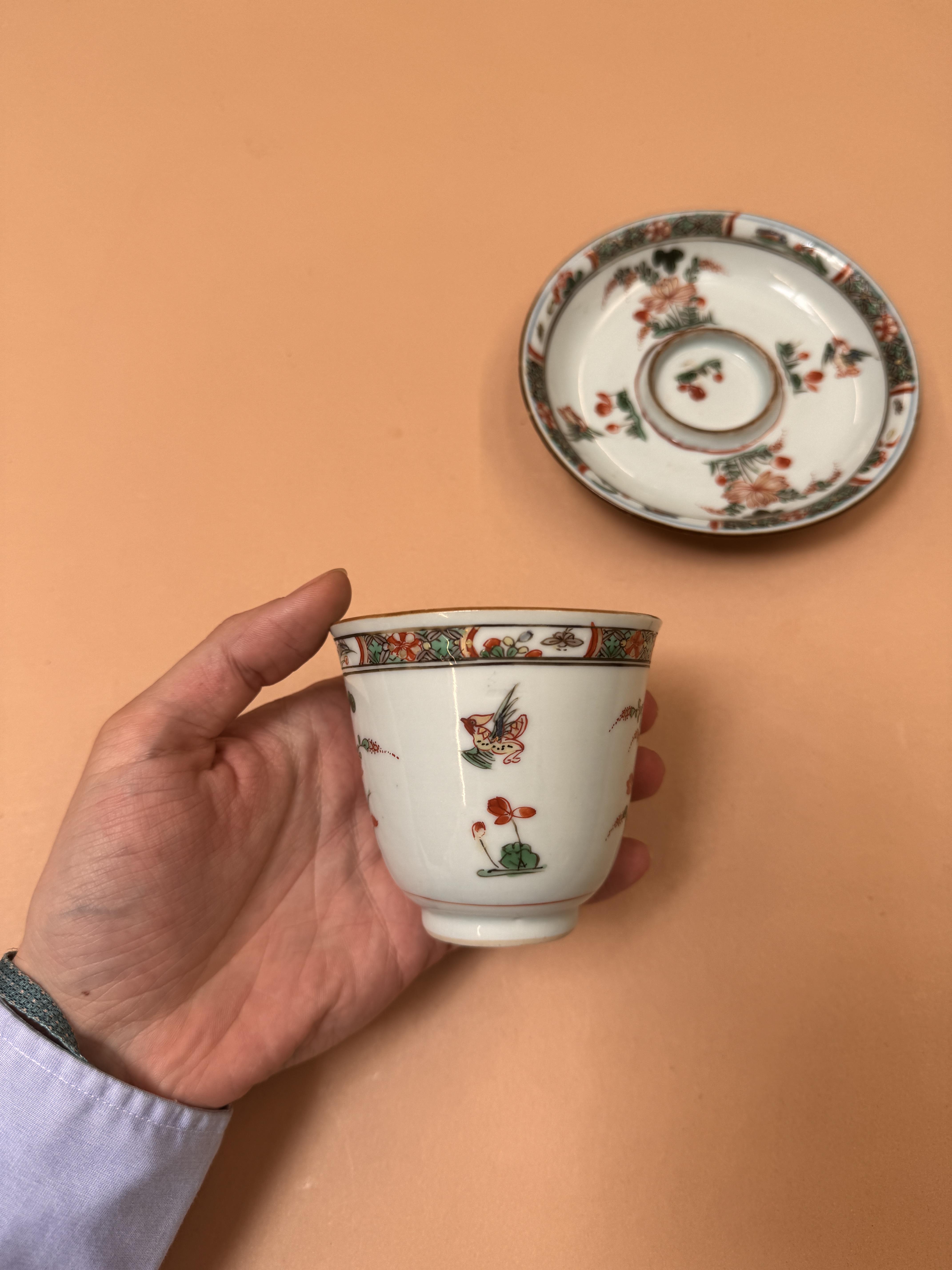 A CHINESE FAMILLE-VERTE CUP AND SAUCER 清康熙 五彩花鳥圖盃連盤 - Image 5 of 18
