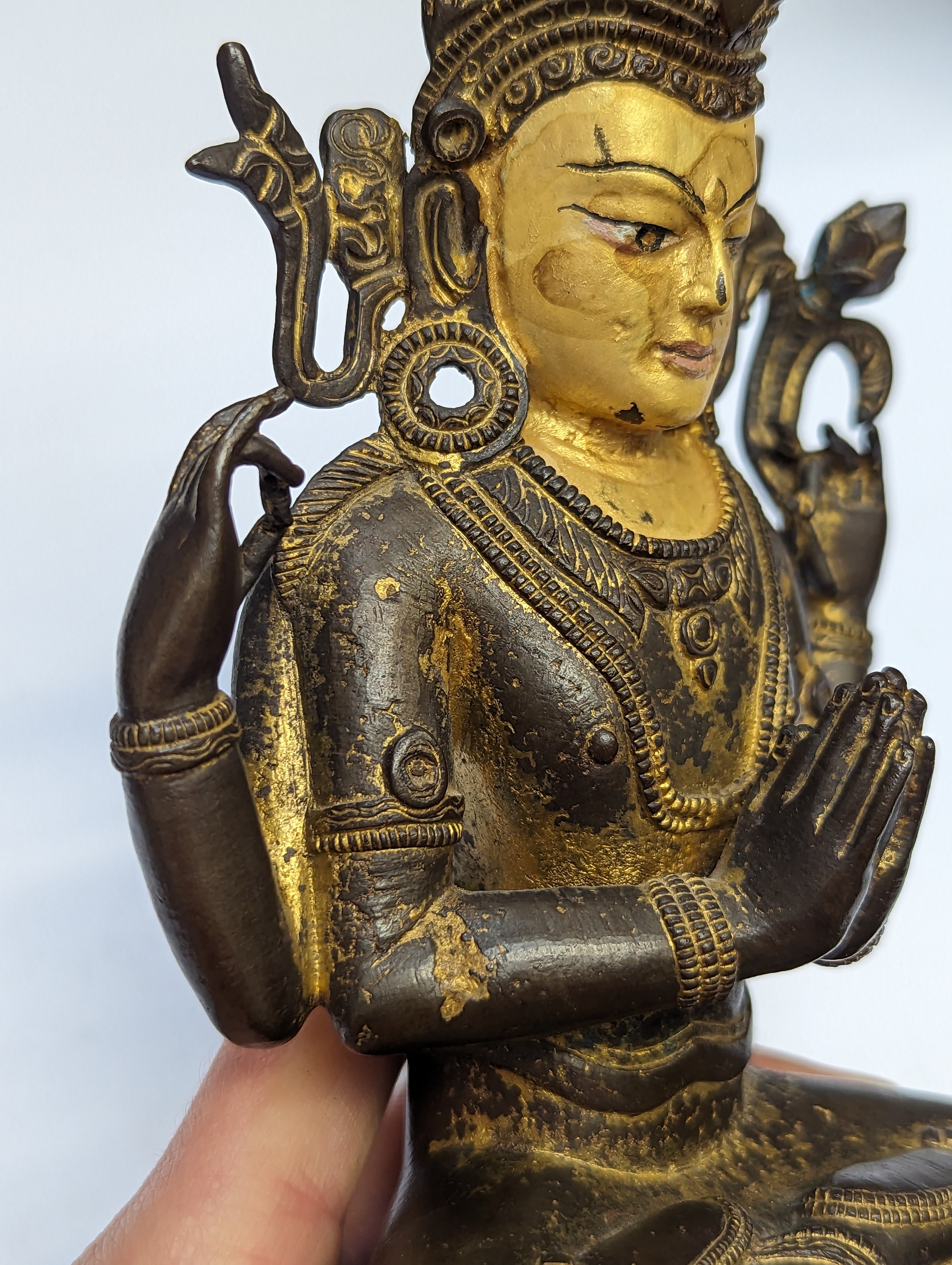 A TIBETAN GILT-BRONZE FIGURE OF SADAKSARI 十四世紀 銅鎏金觀音坐像 - Image 9 of 18