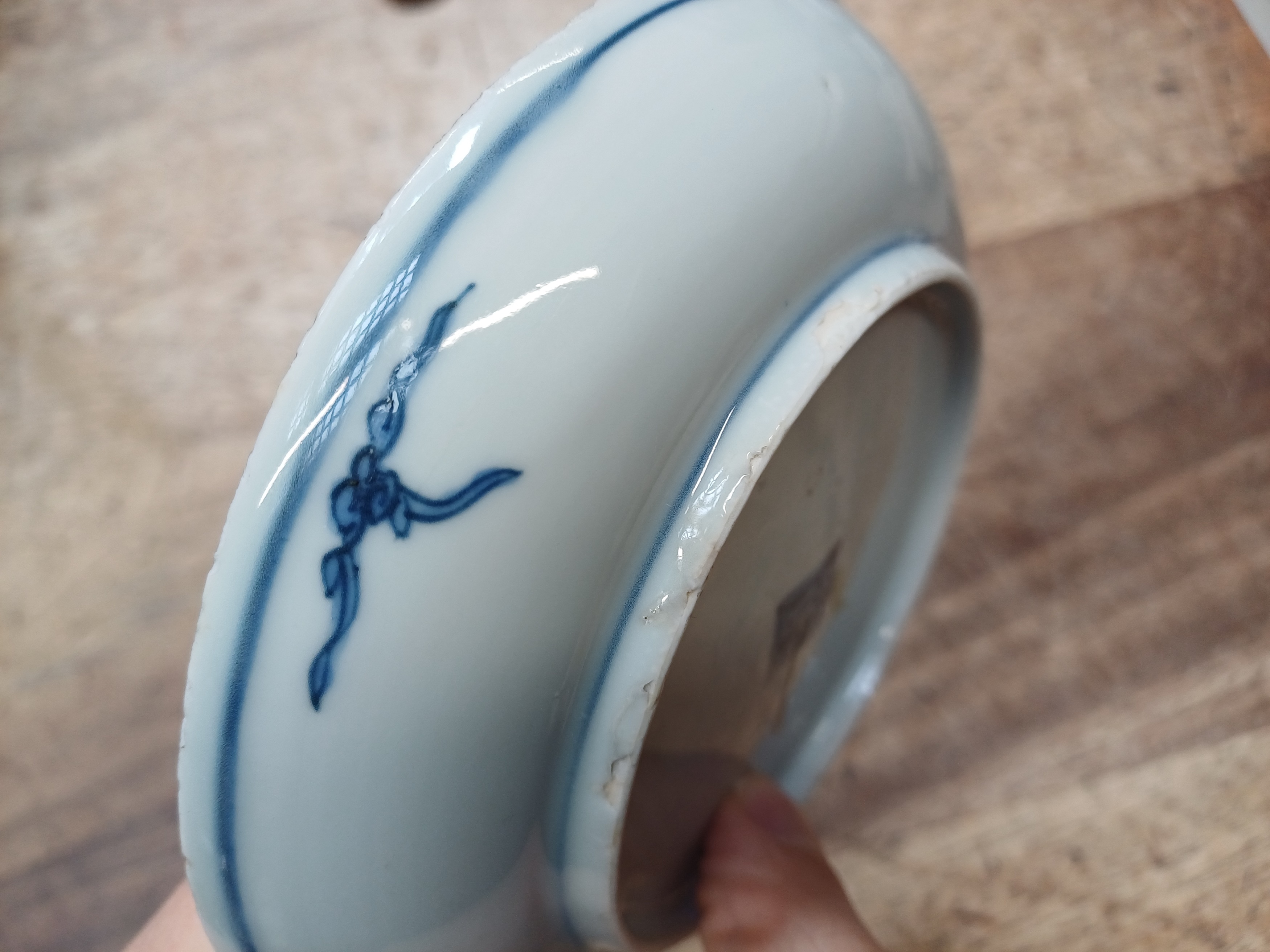 A CHINESE BLUE AND WHITE 'MUSICIAN' DISH 晚明或過渡期 青花樂人盤 - Image 9 of 14