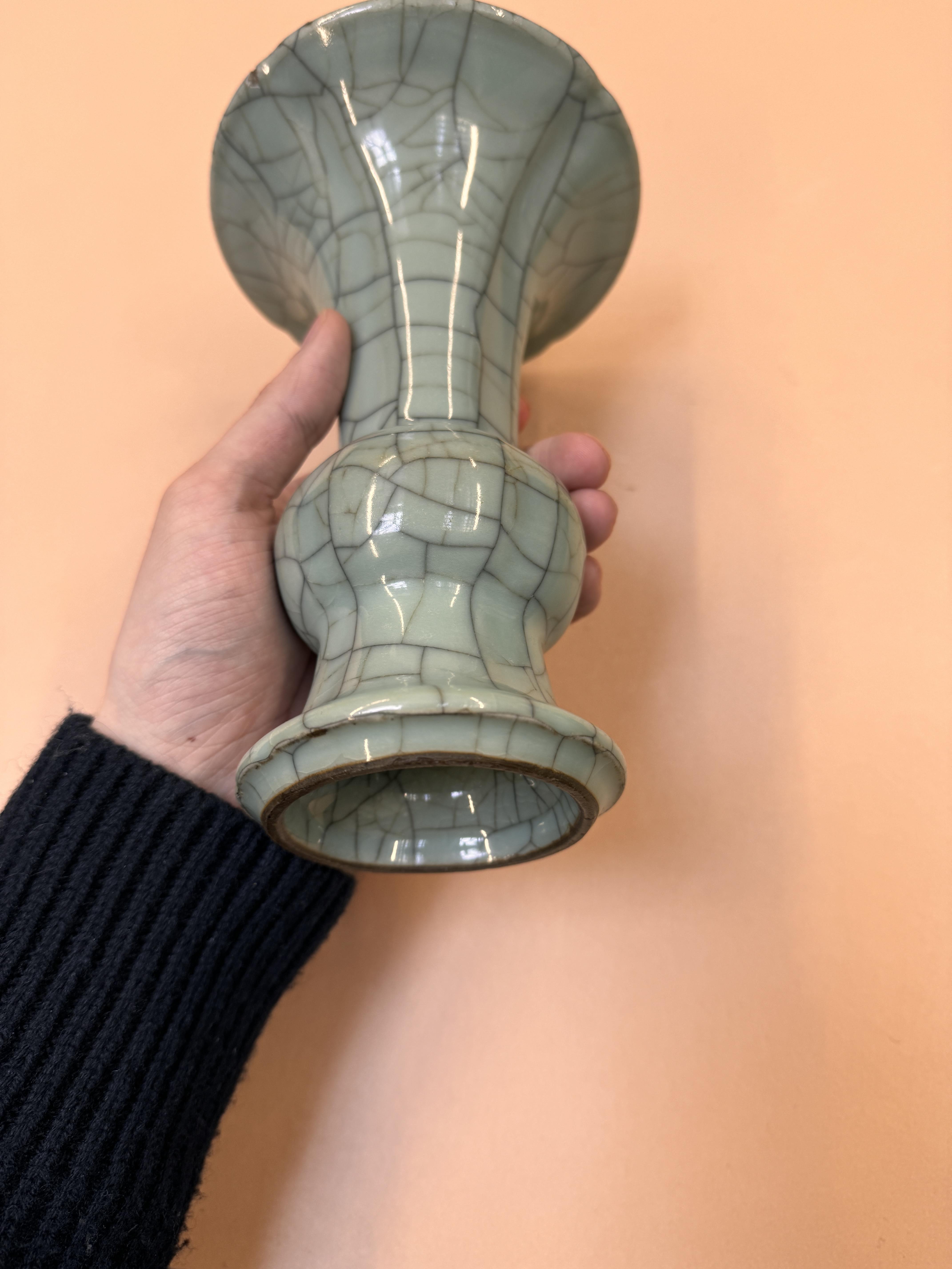 A CHINESE GUAN-TYPE VASE, GU 清 仿官窯觚 - Image 16 of 36