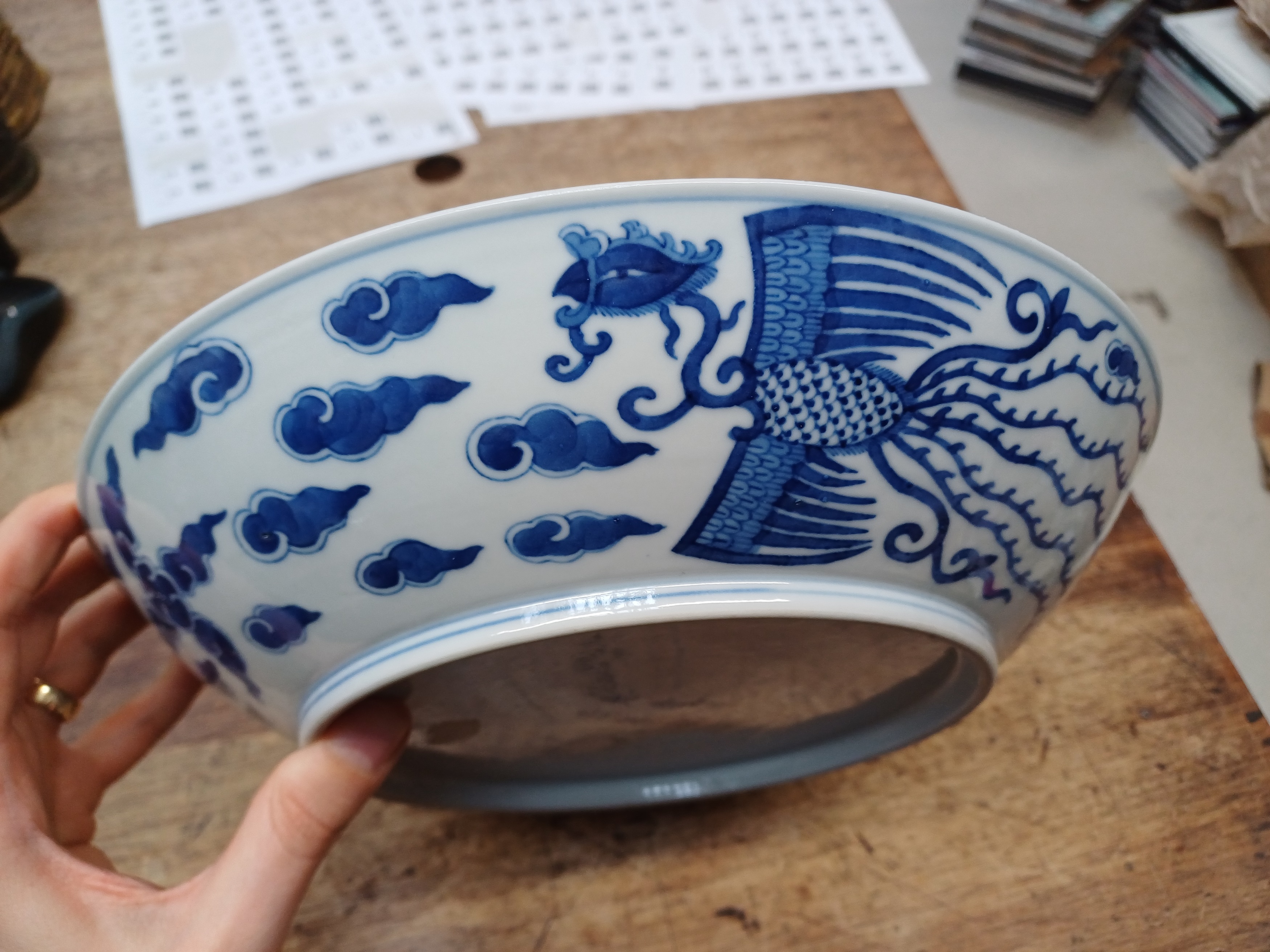 A CHINESE BLUE AND WHITE 'PHOENIX' DISH 清同治 青花雙鳳雲紋盤 《大清同治年製》款 - Image 7 of 13