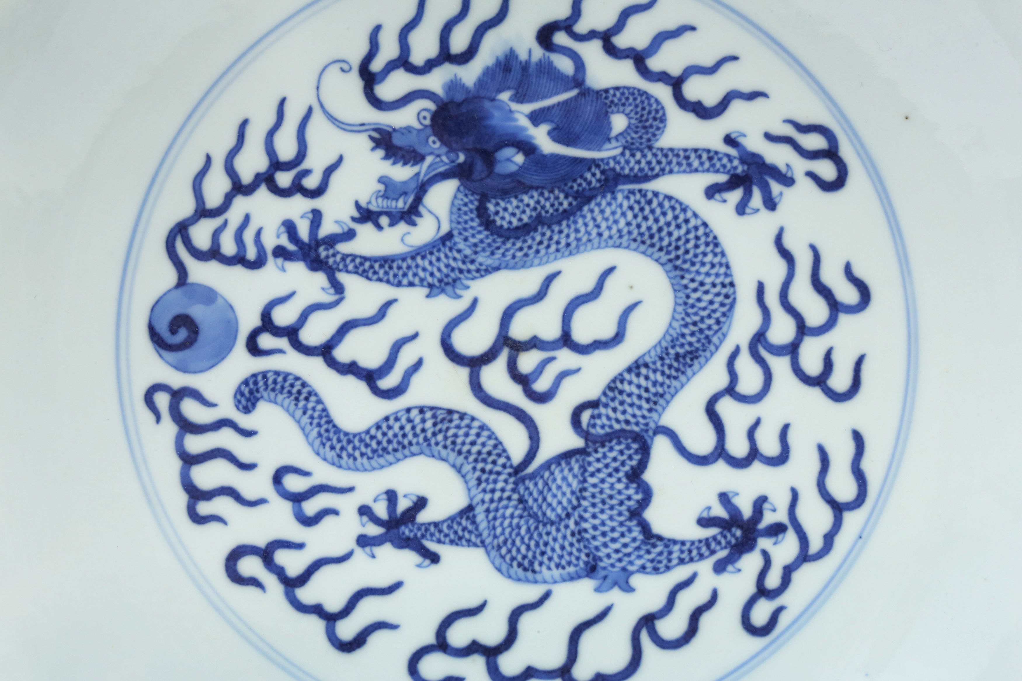 A CHINESE BLUE AND WHITE 'DRAGON' DISH 清道光 青花雲龍趕珠紋盤 《大清道光年製》款 - Image 3 of 15