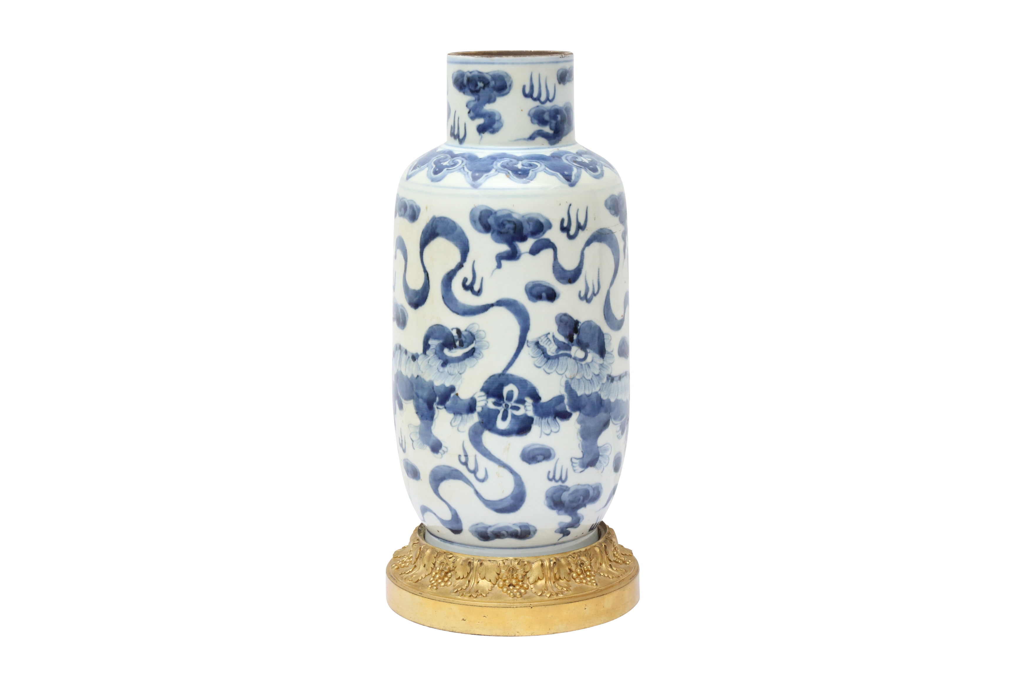 A CHINESE BLUE AND WHITE 'LION DOGS' VASE 清十八或十九世紀 青花佛獅戲球紋瓶