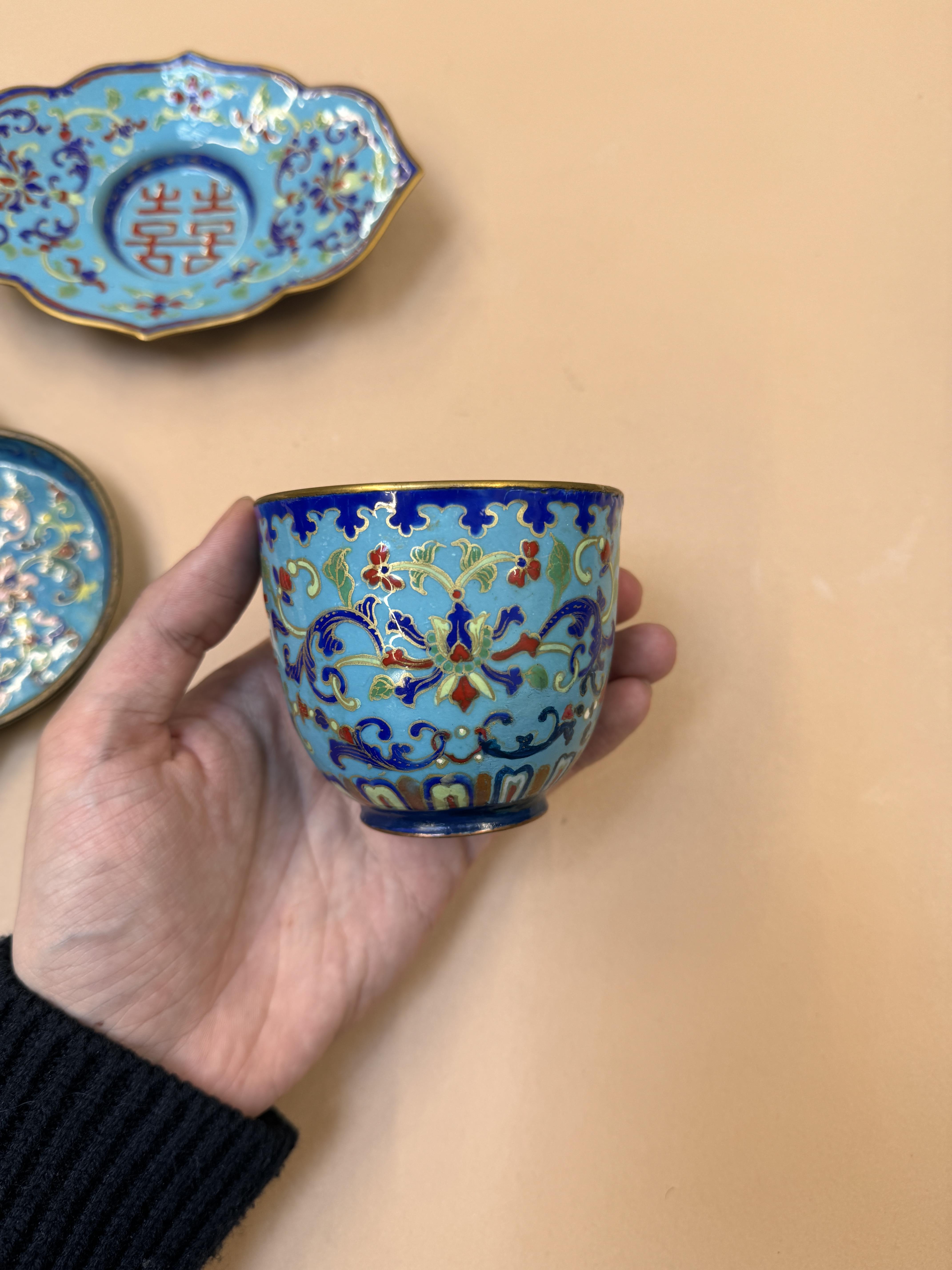 A CHINESE CANTON ENAMEL CUP, STAND AND DISH 清十九世紀 廣東銅胎畫琺瑯「壽」盤及「囍」盃及盤 - Image 23 of 31