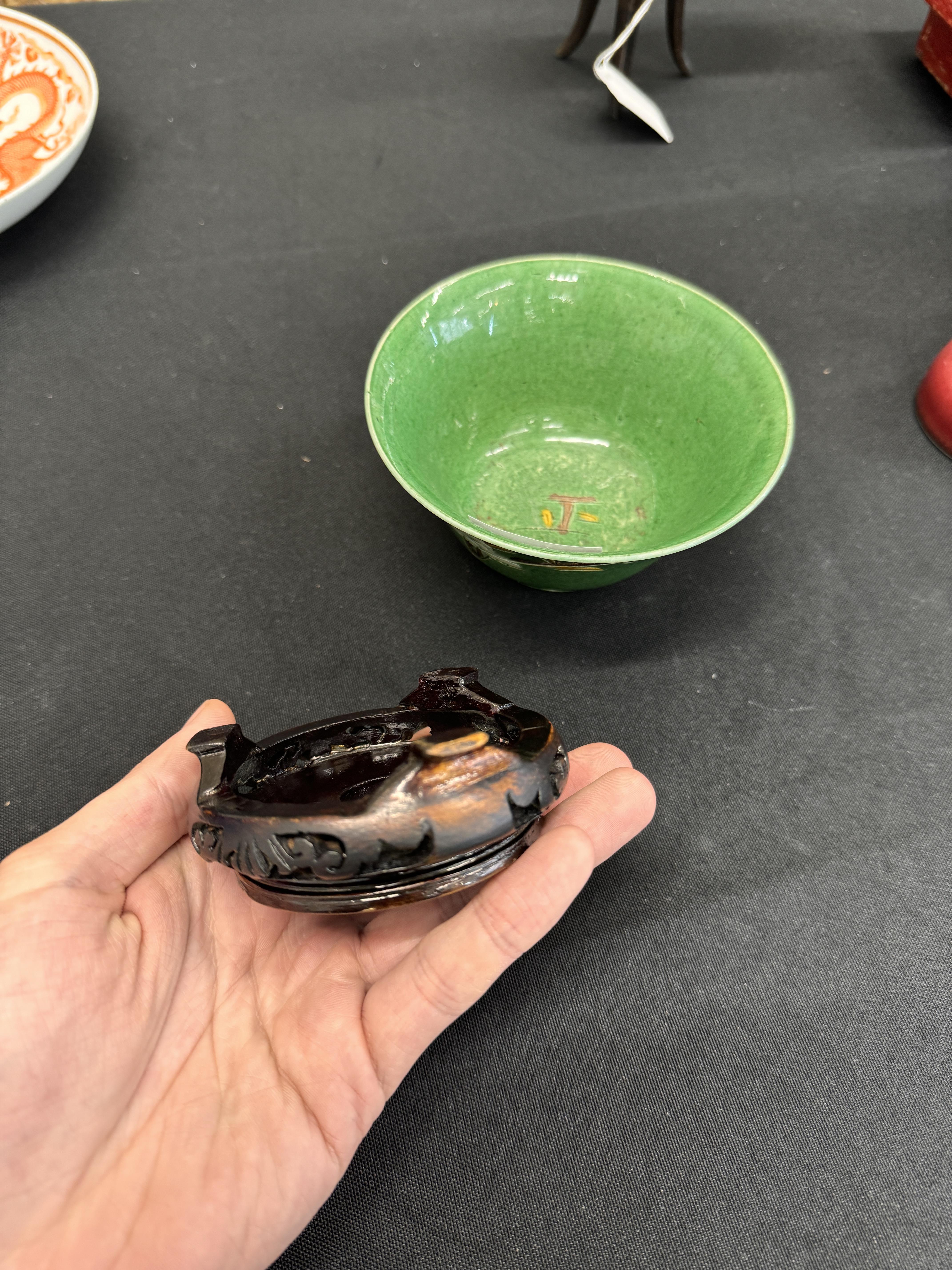 A CHINESE FAMILLE-VERTE 'BRINJAL' BOWL 清康熙 五彩花卉紋盌 - Image 19 of 19