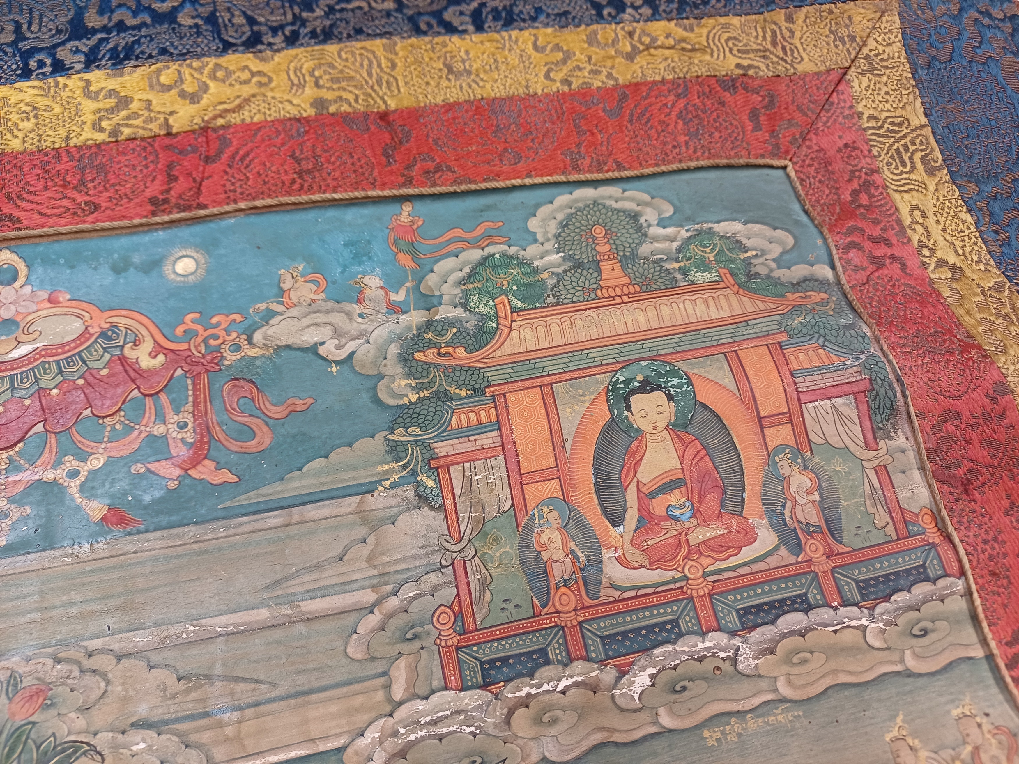 A TIBETAN PAINTED THANGKA OF BUDDHA SHAKYAMUNI 十八世紀 藏傳釋迦牟尼佛像唐卡 - Image 17 of 18