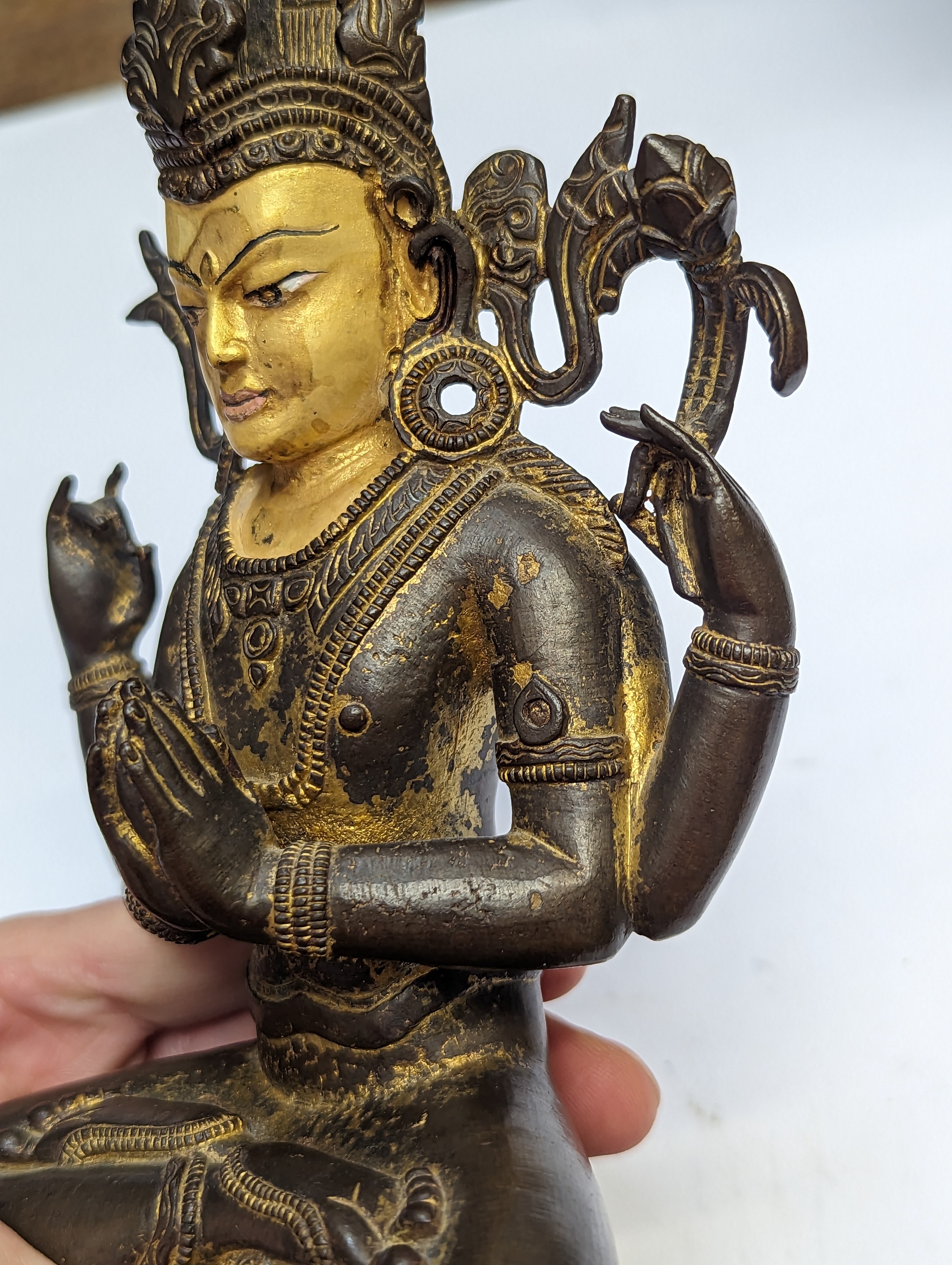 A TIBETAN GILT-BRONZE FIGURE OF SADAKSARI 十四世紀 銅鎏金觀音坐像 - Image 8 of 18