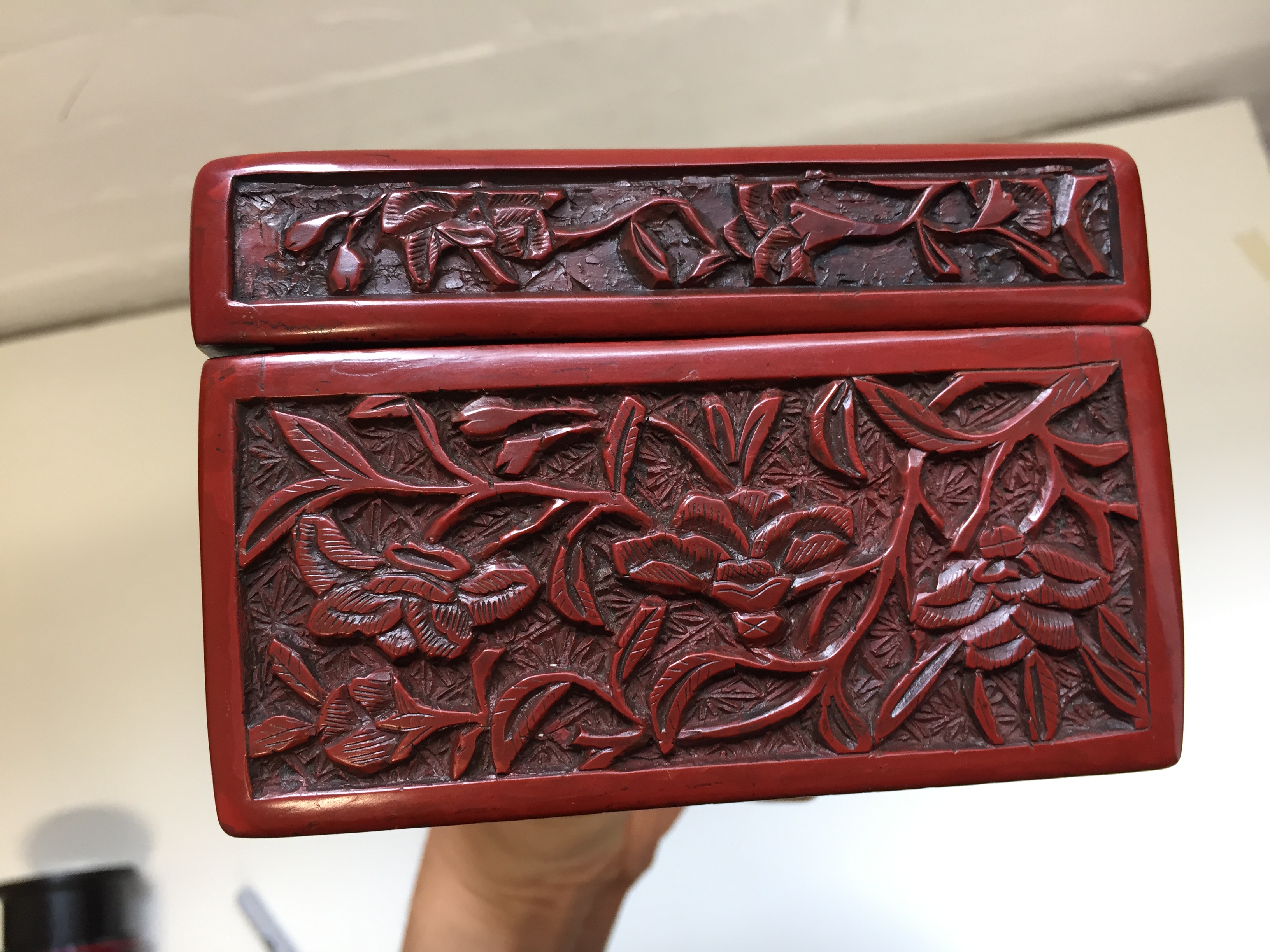 A CHINESE CINNABAR LACQUER 'MUSICIAN' BOX AND COVER 晚明 剔紅圖高士行樂圖紋蓋盒 - Image 11 of 20