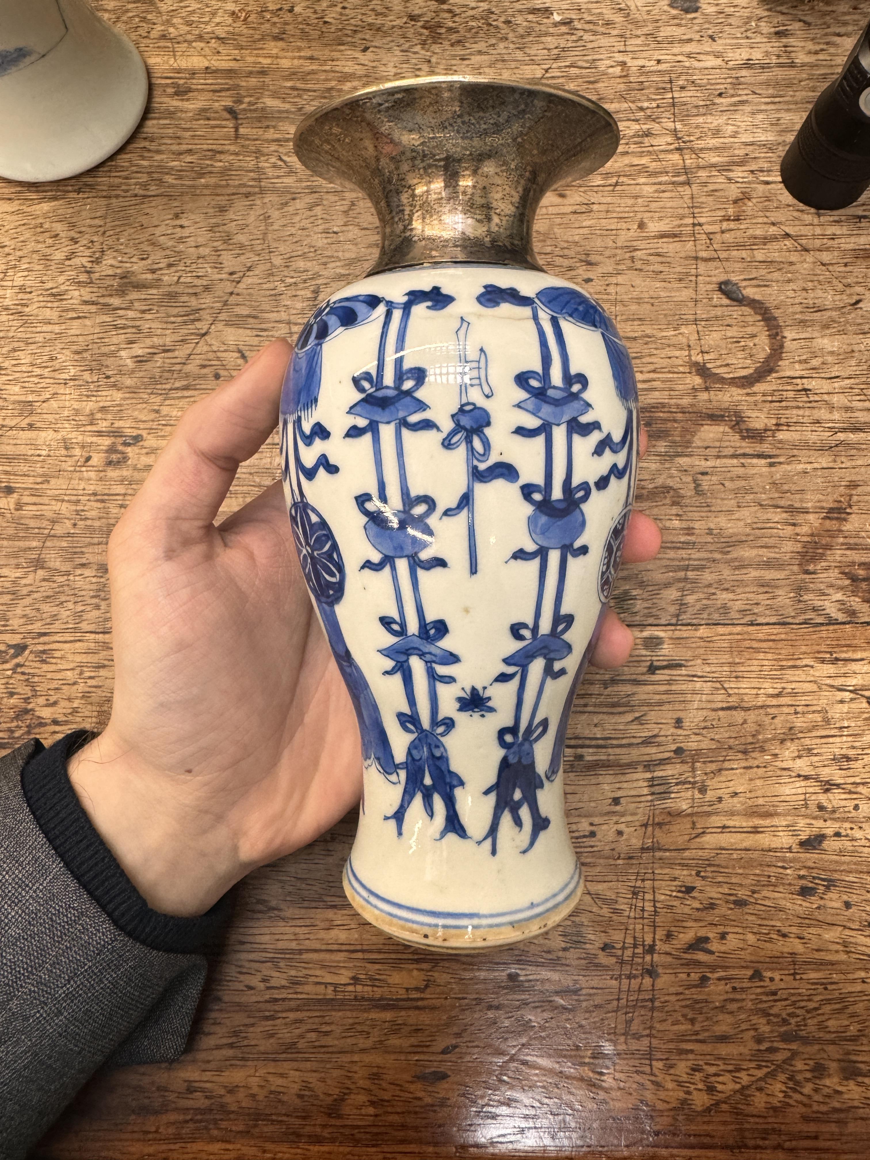 A CHINESE BLUE AND WHITE VASE 清康熙 青花雙魚紋瓶 - Image 15 of 17