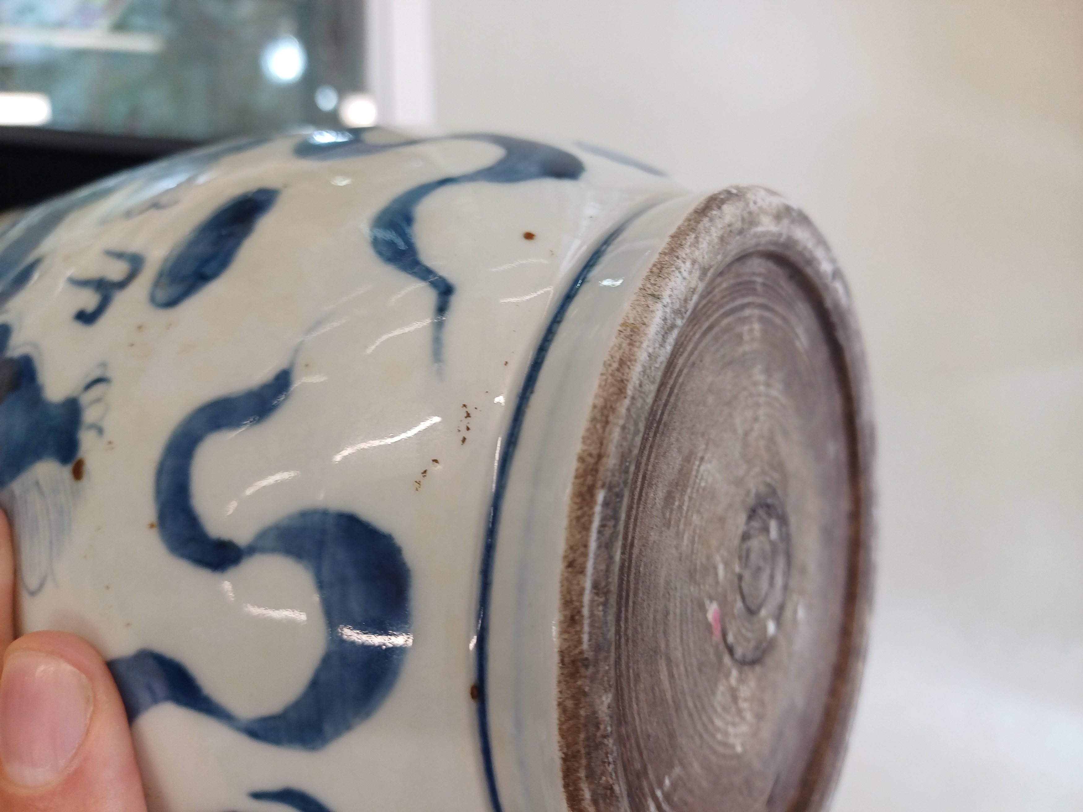 A CHINESE BLUE AND WHITE 'LION DOGS' VASE 清十八或十九世紀 青花佛獅戲球紋瓶 - Image 8 of 11