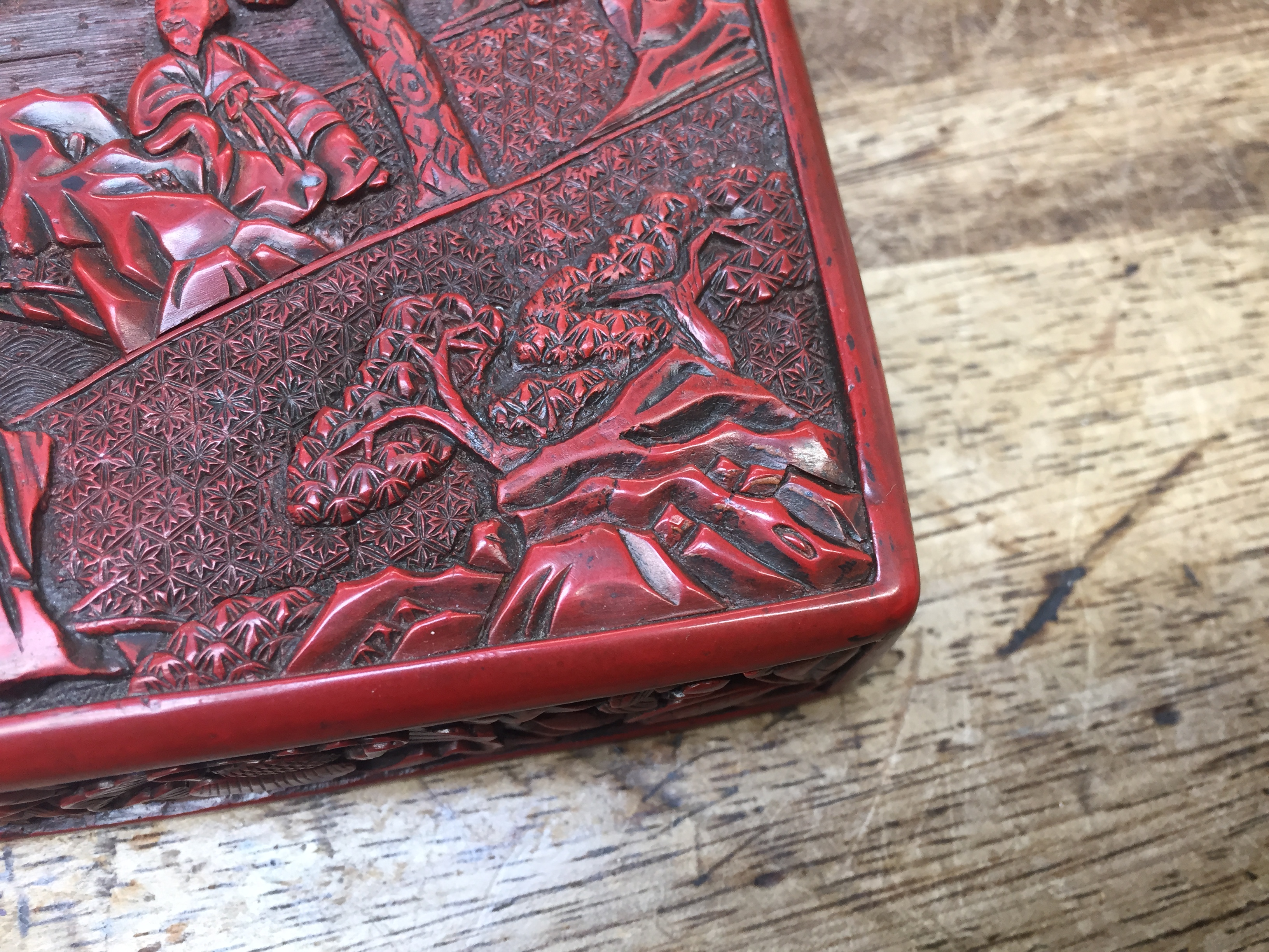 A CHINESE CINNABAR LACQUER TIERED BOX AND COVER 明 剔紅士大夫圖紋四層蓋盒 - Image 7 of 38