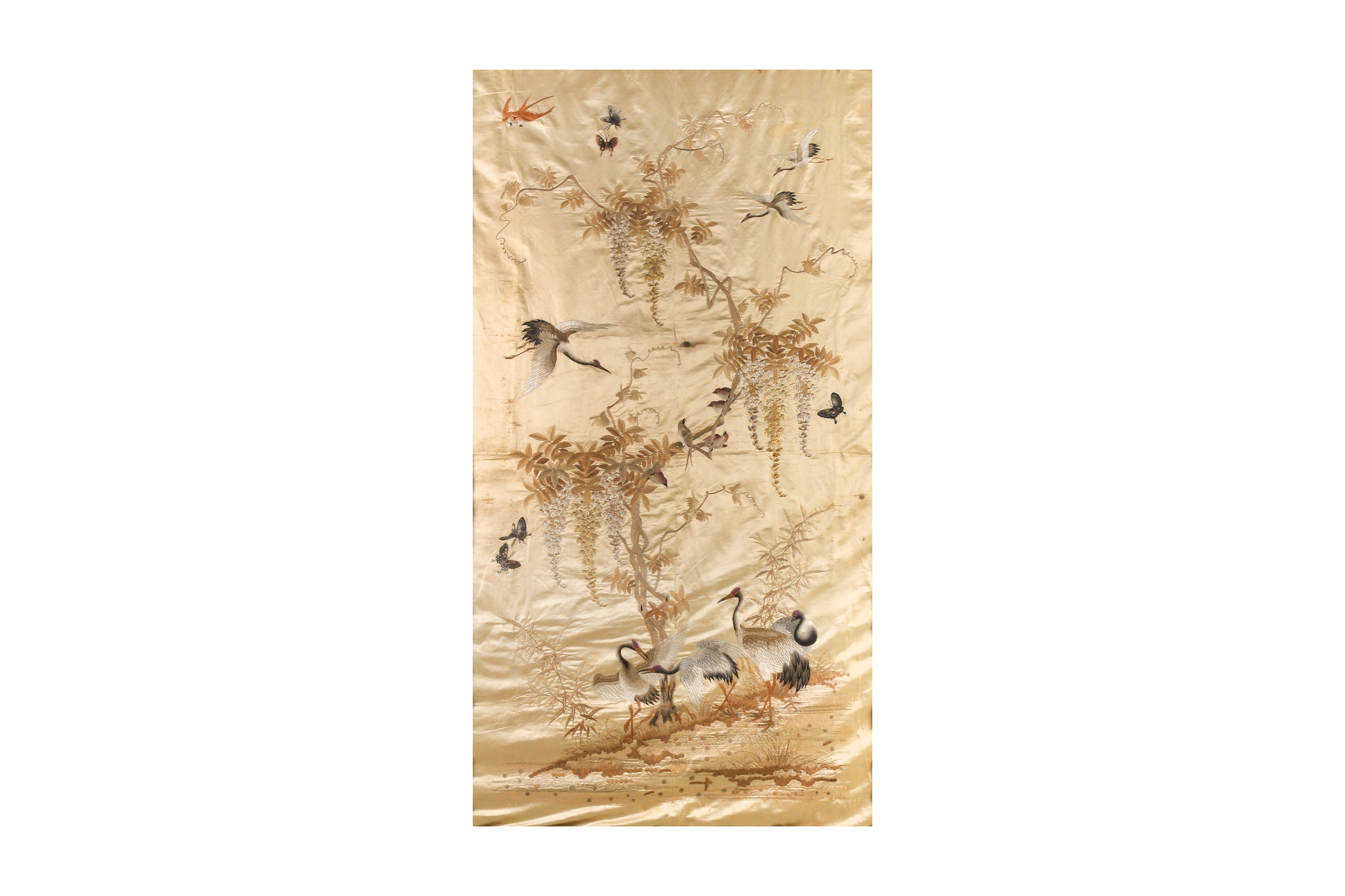 A LARGE CHINESE SILK EMBROIDERED 'CRANES' PANEL 十九至二十世紀 緞繡花陰鶴紋掛幅