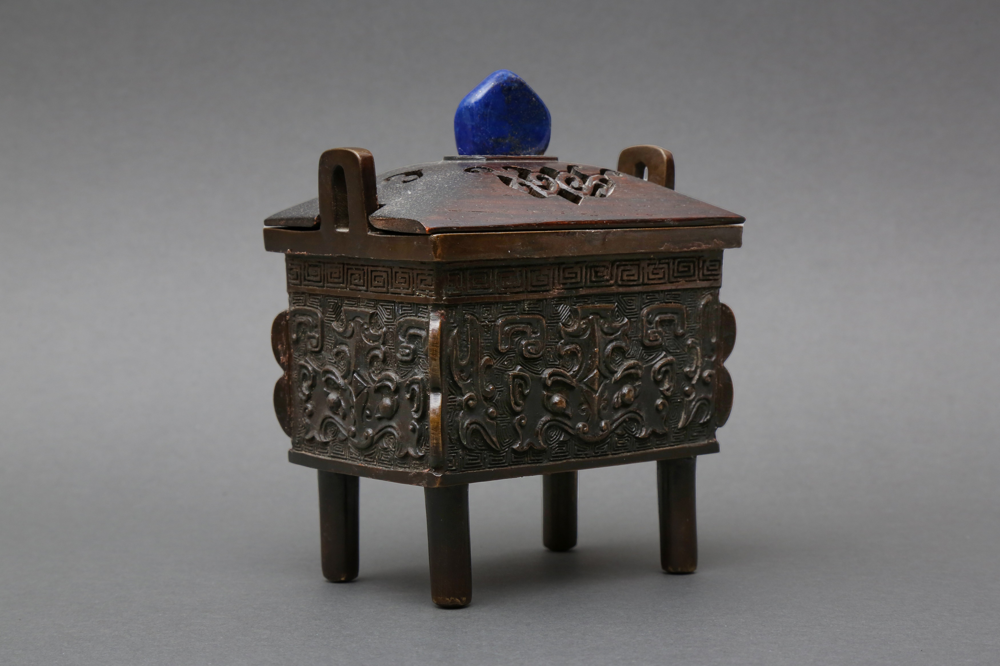 A CHINESE BRONZE CENSER AND COVER WITH LAPIS LAZULI FINIAL 清十八至十九世紀 銅饕餮紋青金岩鈕方鼎 - Image 2 of 2