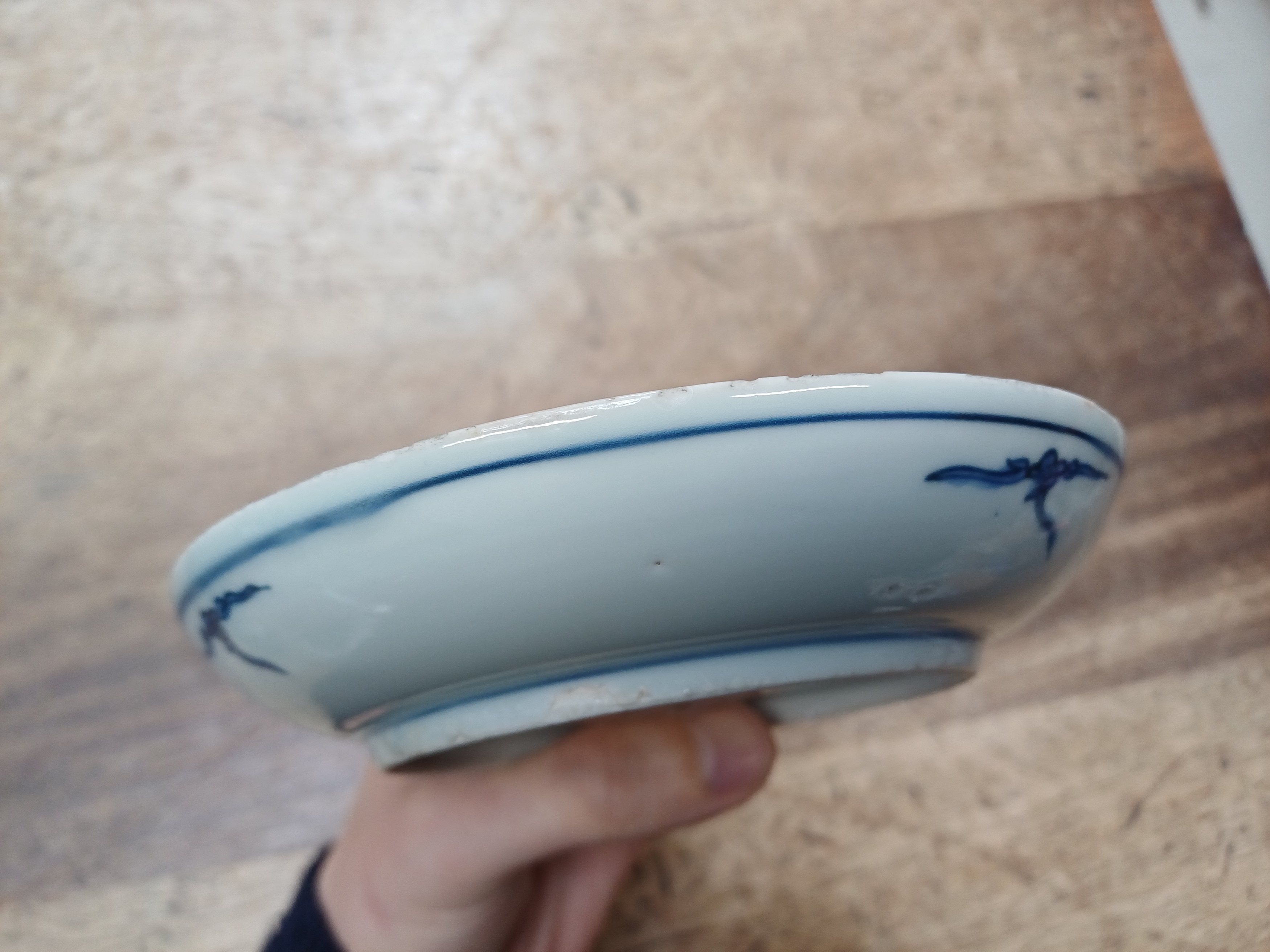 A CHINESE BLUE AND WHITE 'MUSICIAN' DISH 晚明或過渡期 青花樂人盤 - Image 10 of 14