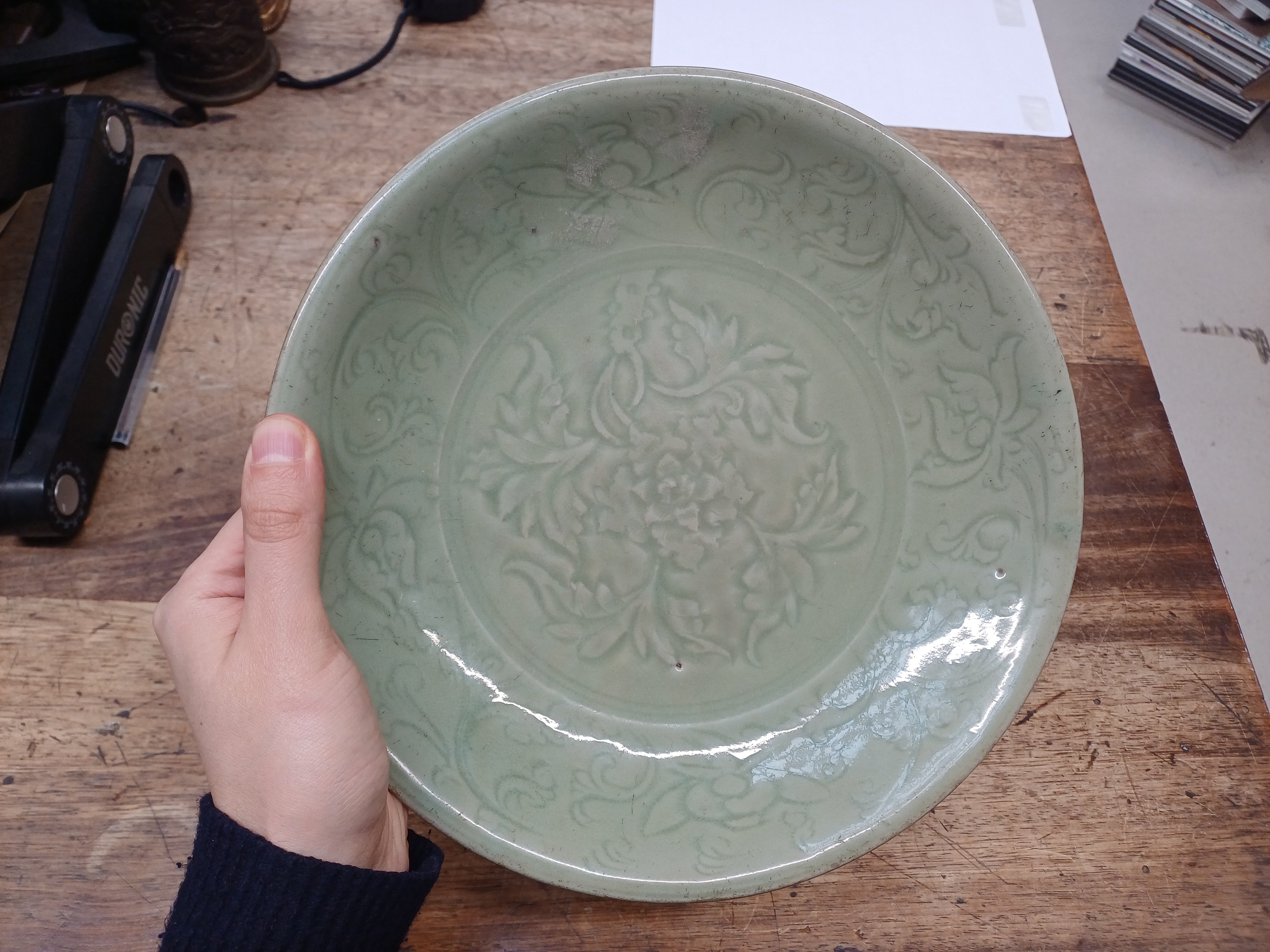 A CHINESE LONGQUAN CELADON-GLAZED 'PEONY' DISH 明十五世紀 龍泉窯青釉牡丹紋盤 - Image 2 of 11