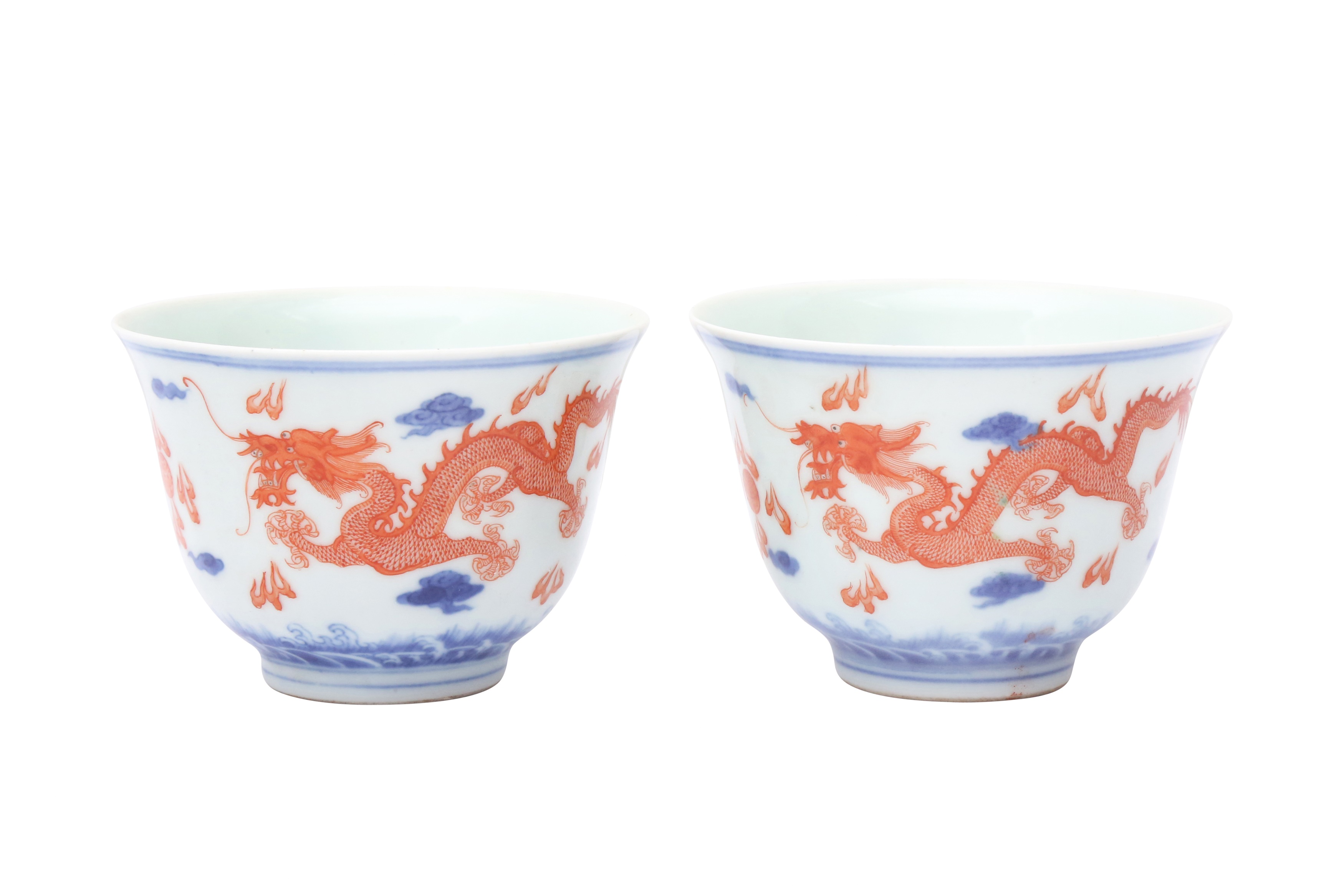 A PAIR OF CHINESE BLUE AND WHITE AND IRON-RED 'DRAGON' CUPS 清嘉慶 青花釉裡紅龍紋盃