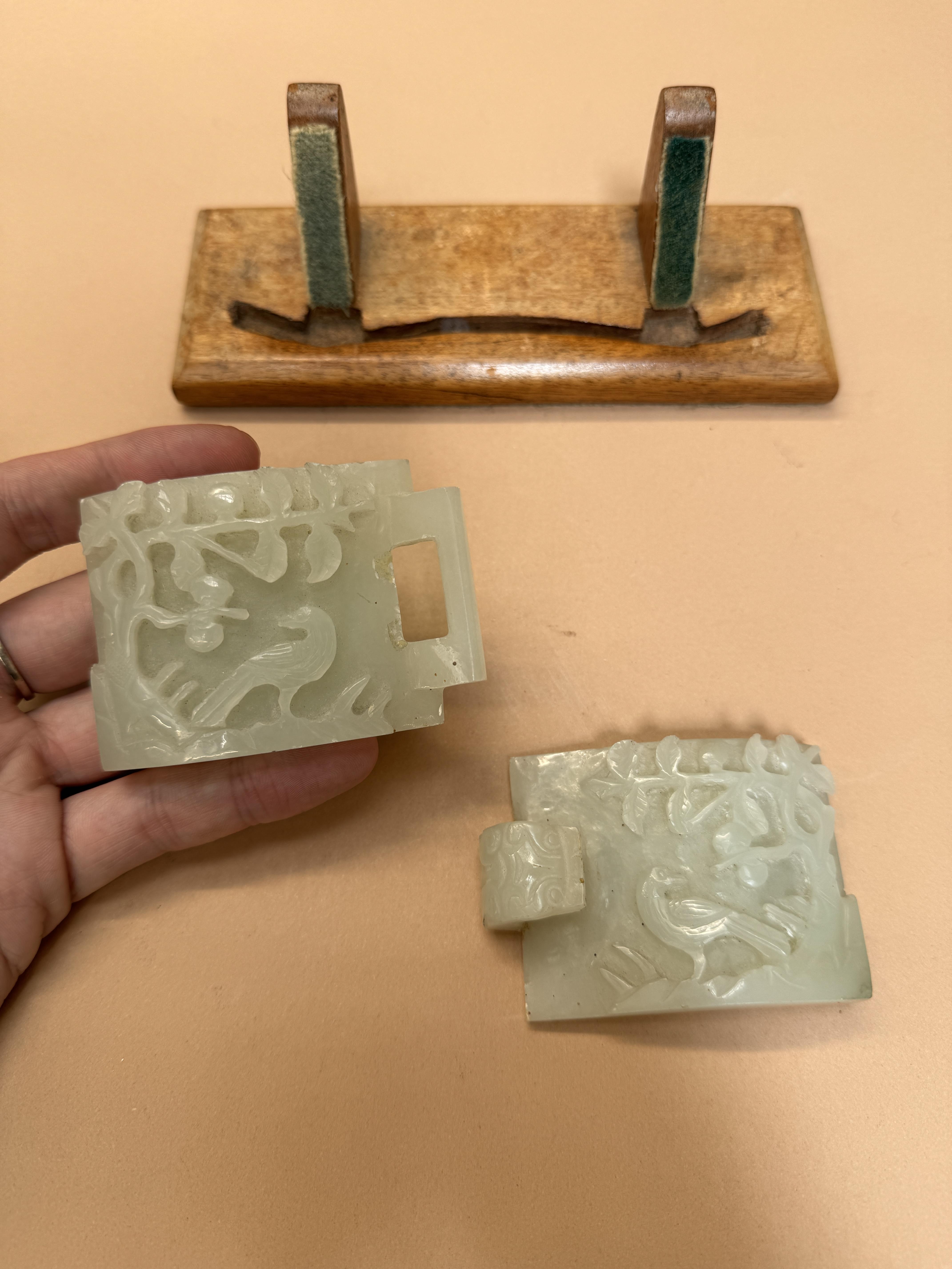 A CHINESE PALE-CELADON JADE 'BIRD AND BLOSSOMS' BELT BUCKLE 清 青白玉花鳥圖紋帶扣 - Image 7 of 12